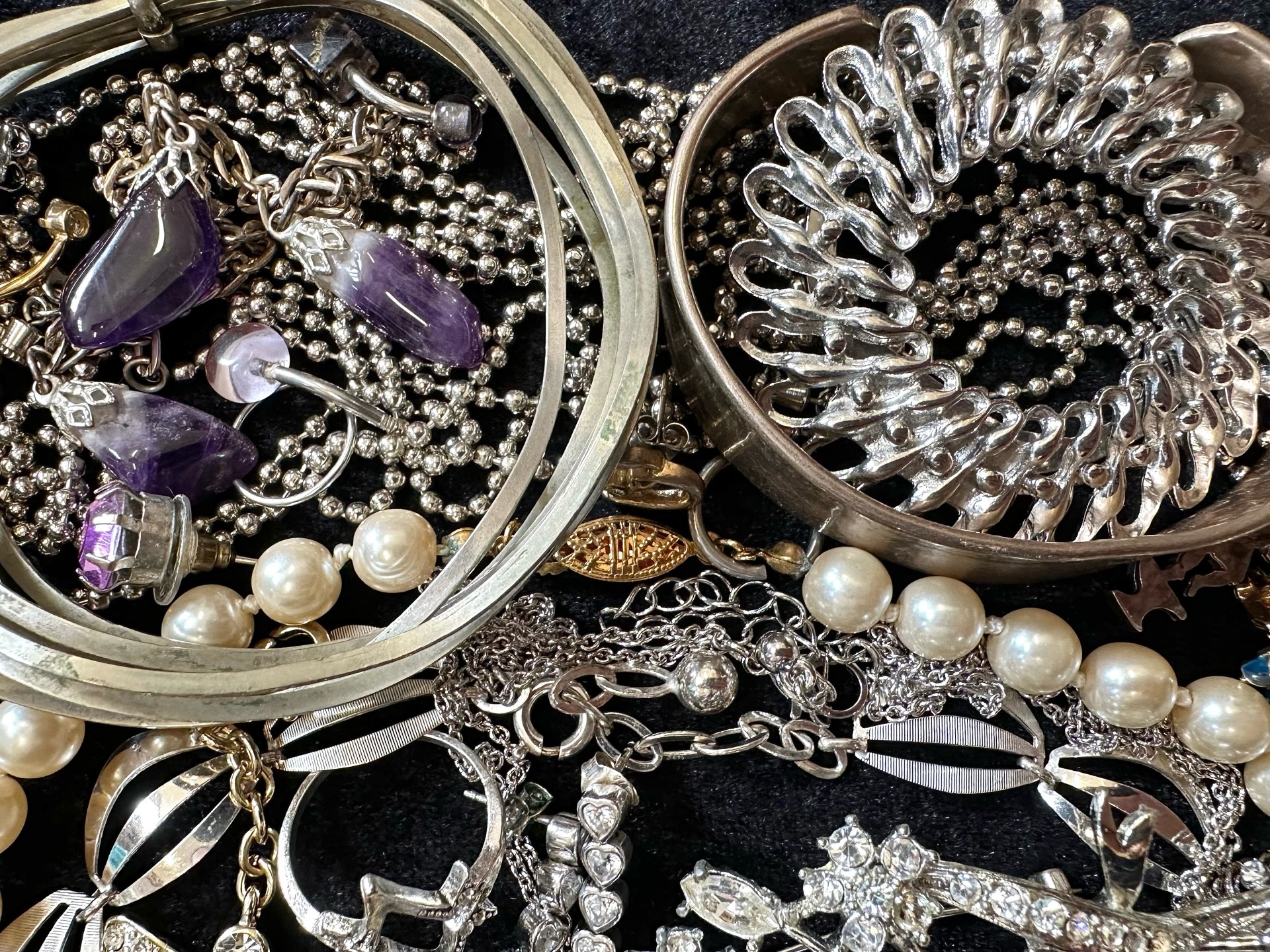 Collection of Vintage Costume Jewellery, comprising beads, earrings, necklaces, brooches, bracelets, - Image 4 of 4