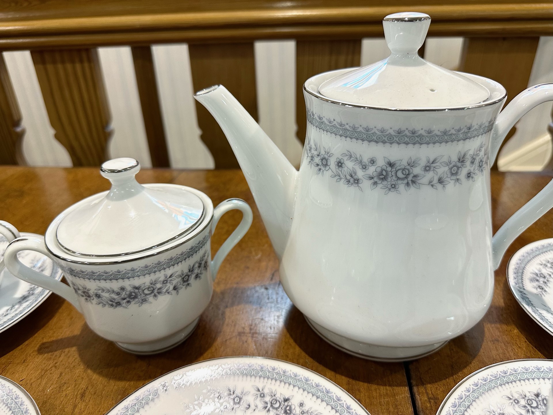 Hadleigh Tea Set, comprising teapot, lidded sugar bowl, sixteen cups and sixteen saucers. - Image 3 of 4