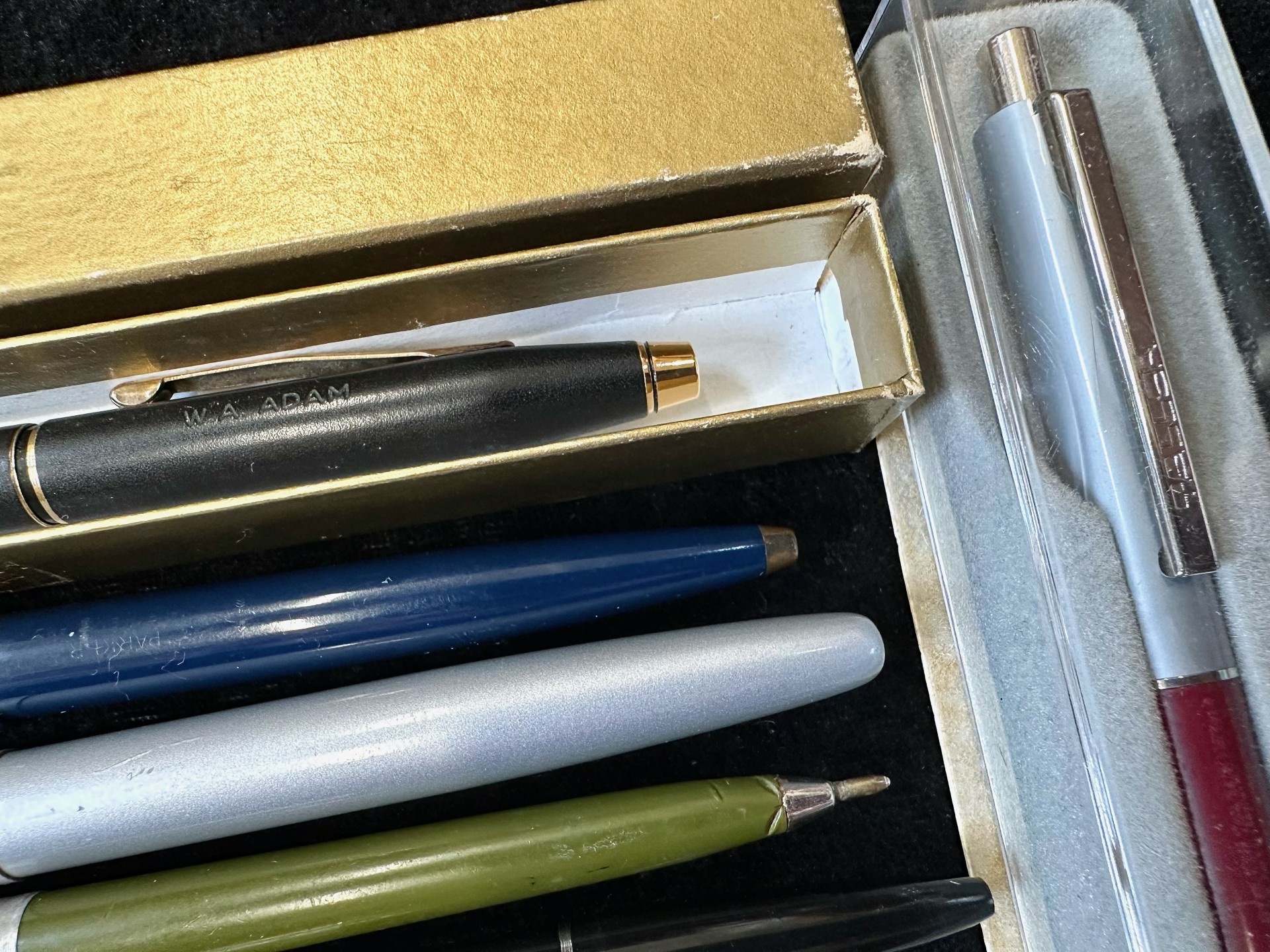 Collection of Vintage Fountain & Ballpoint Pens, including a Cross black fountain pen in original - Image 3 of 3