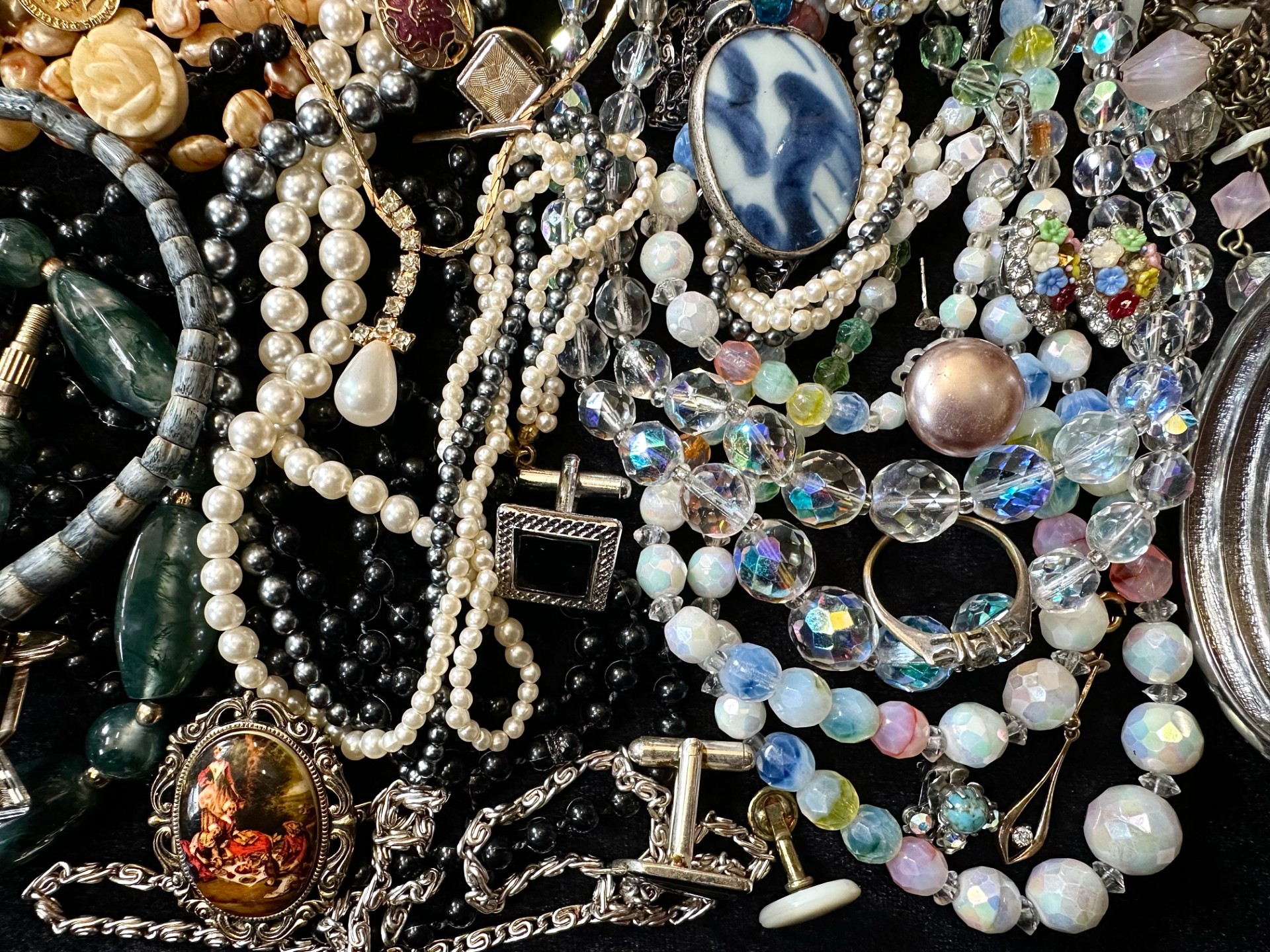 Collection of Vintage Costume Jewellery, comprising beads, earrings, necklaces, brooches, bracelets, - Image 2 of 4