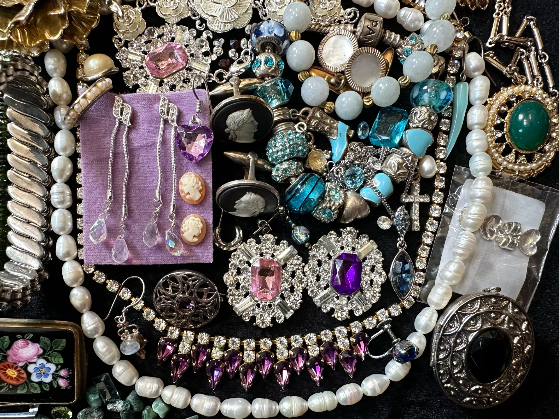 Collection of Vintge Costume Jewellery, comprising beads, earrings, necklaces, brooches, - Image 2 of 4