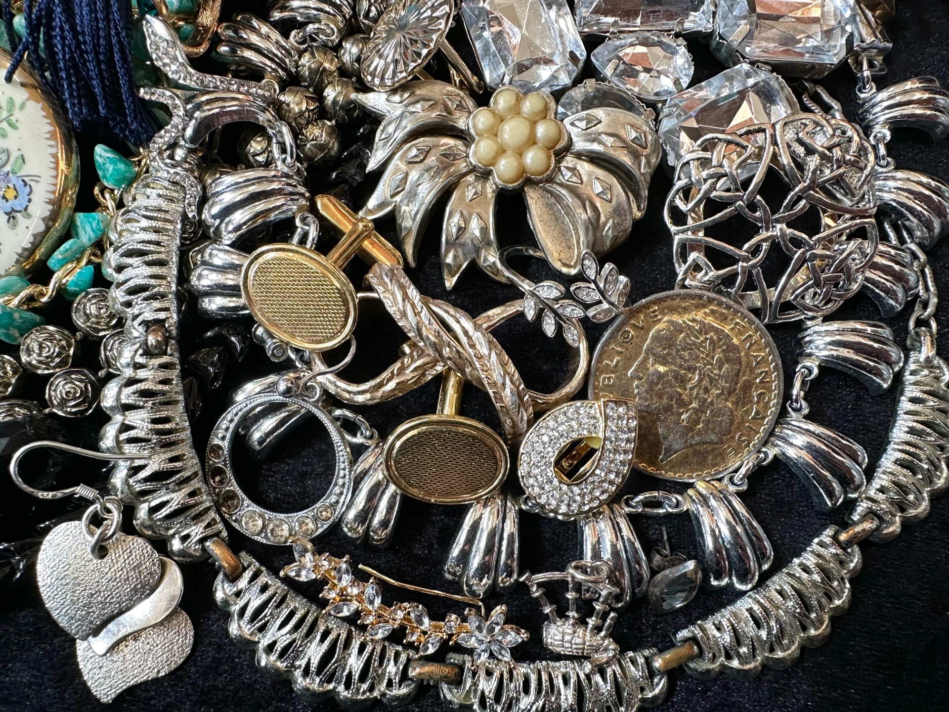 Collection of Vintage Costume Jewellery, comprising beads, earrings, necklaces, brooches, bracelets, - Image 3 of 5