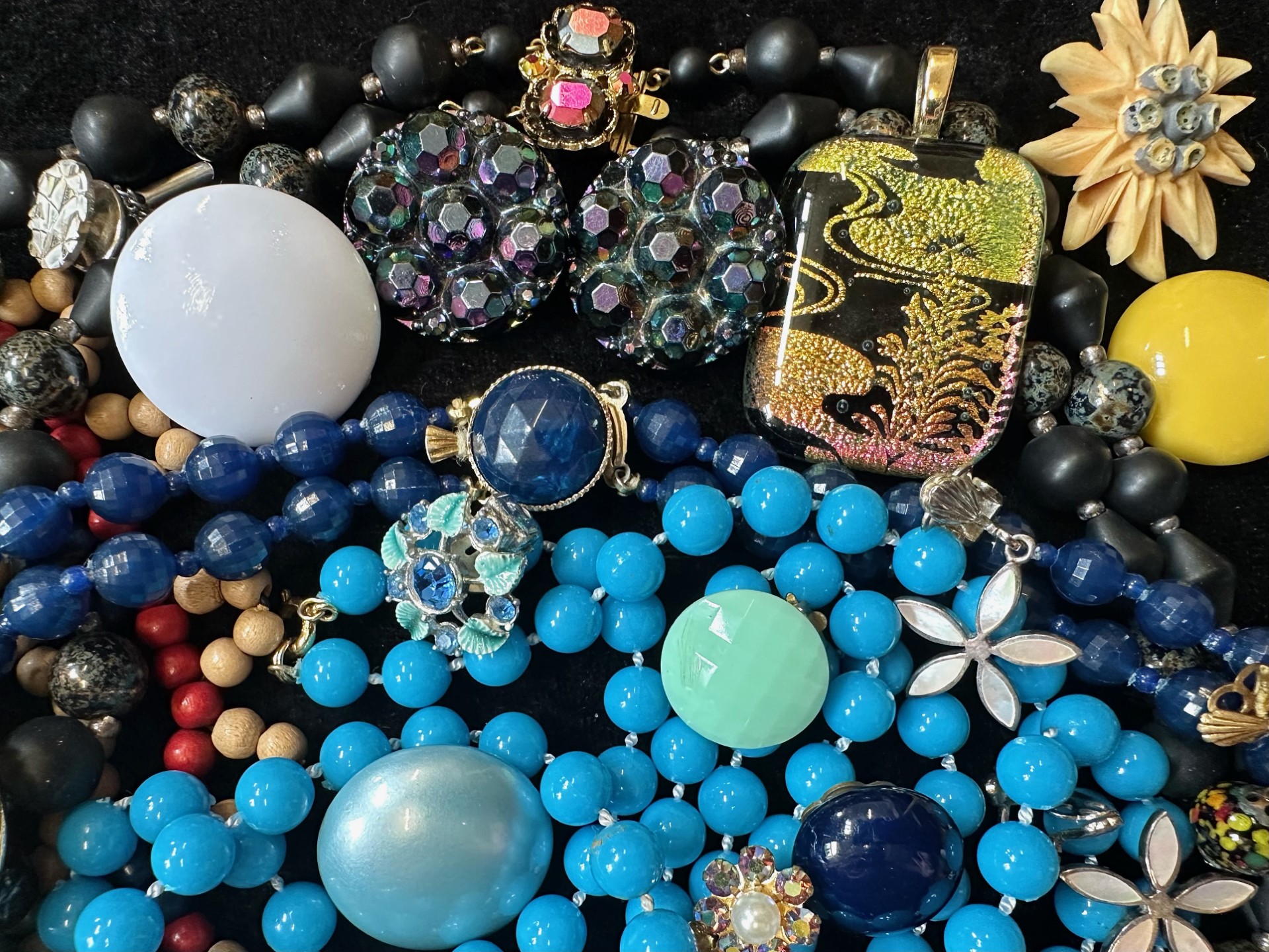 Collection of Costume Jewellery, comprising beads, earrings, necklaces, brooches, bracelets, - Image 3 of 5
