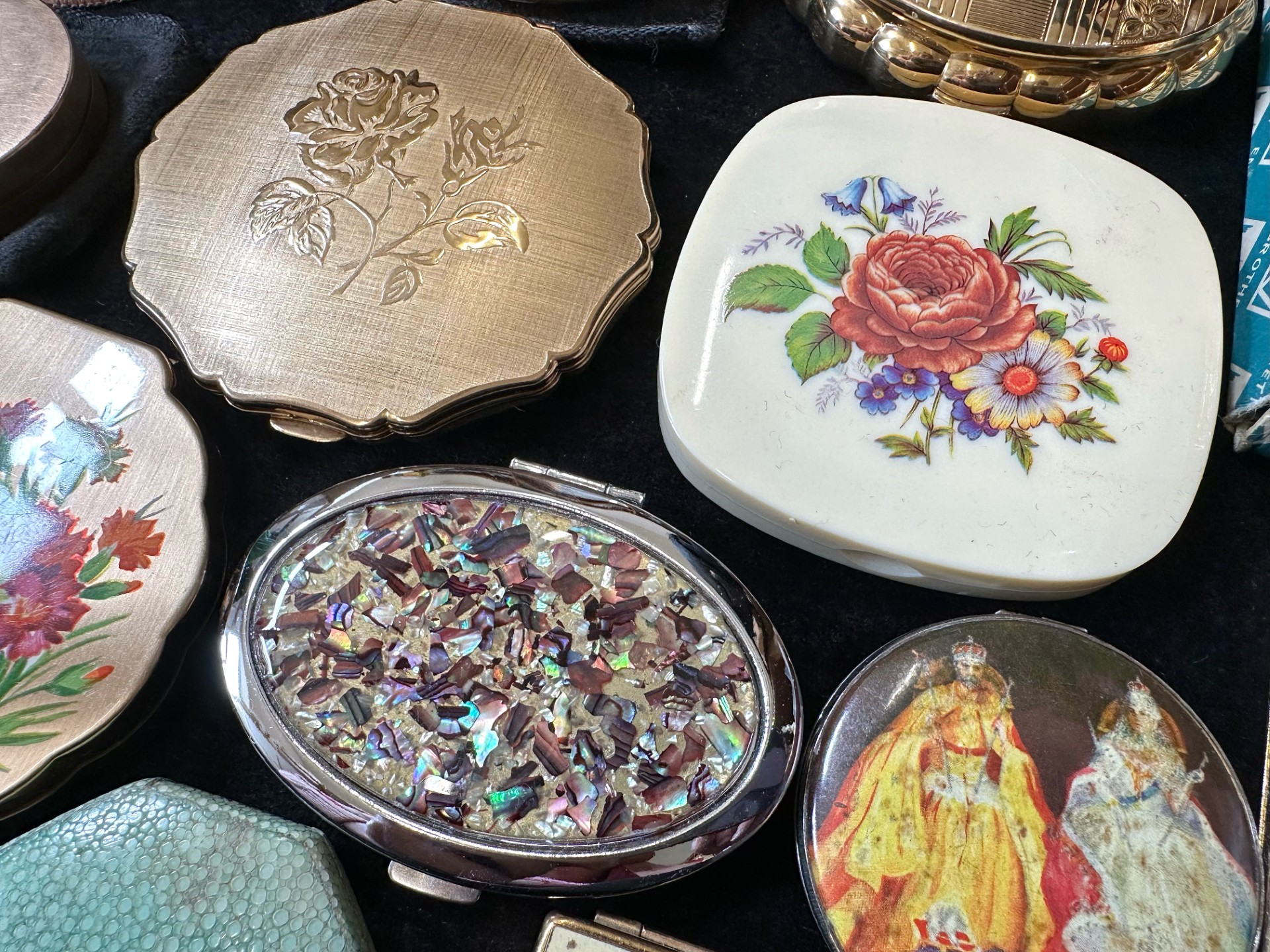 Large Collection of Vintage Ladies Compacts, comprising a musical KGU 'Minuelle', Iris floral - Image 3 of 5
