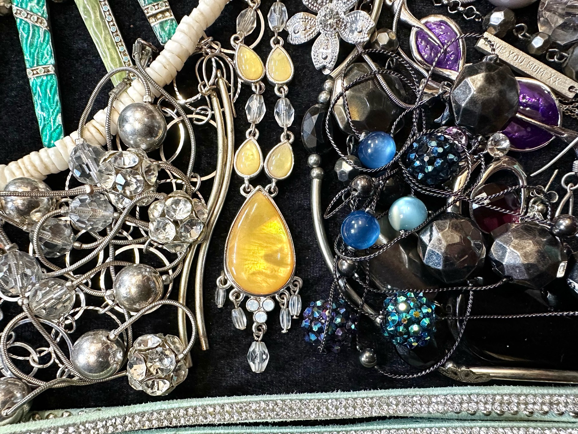 A Collection of Vintage Costume Jewellery to include necklaces, pearls, brooches, gold tone - Image 4 of 5