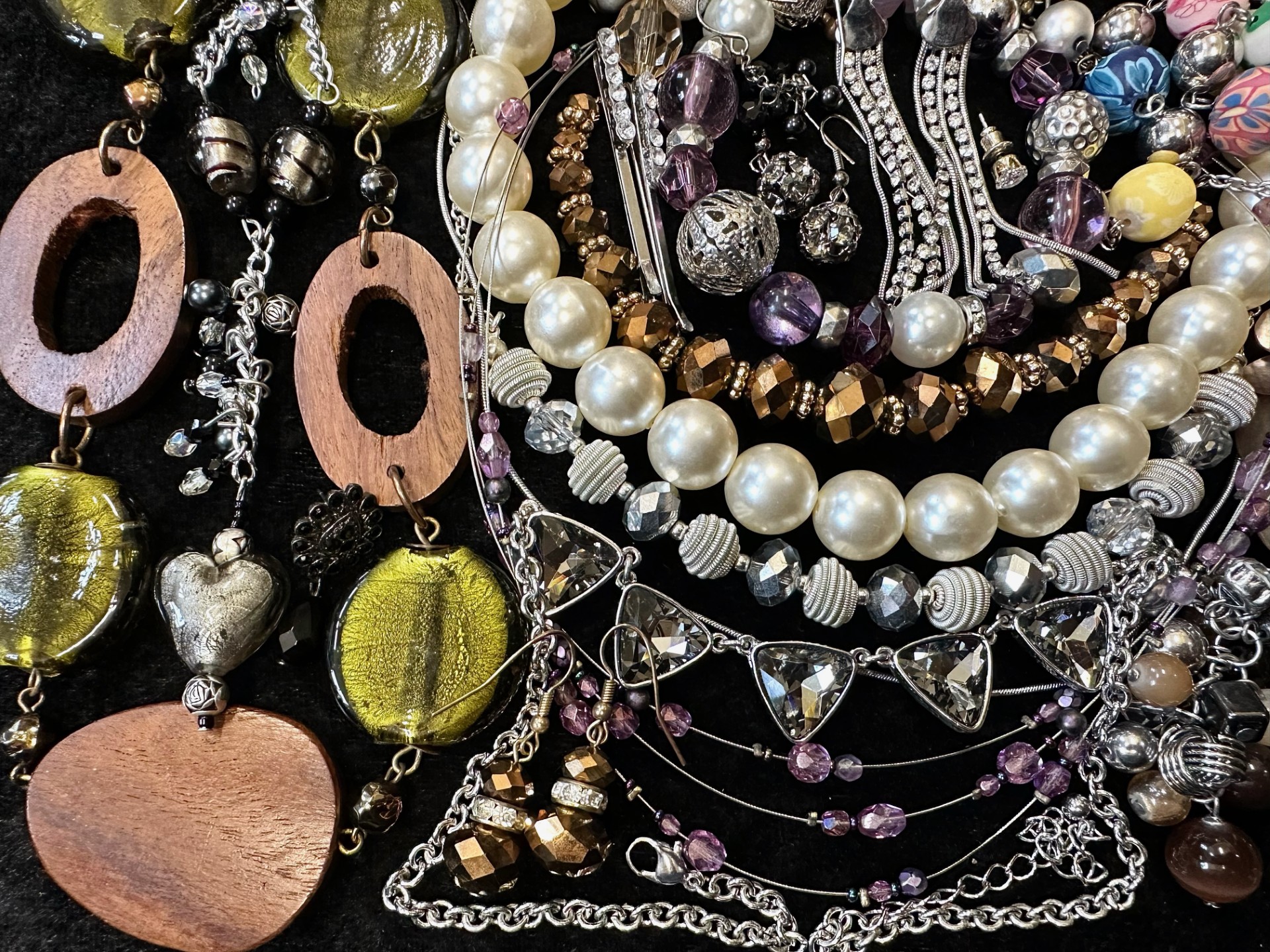 Box of Quality Costume Jewellery, comprising chains, brooches, pendants, bracelets, bangles, - Image 3 of 5