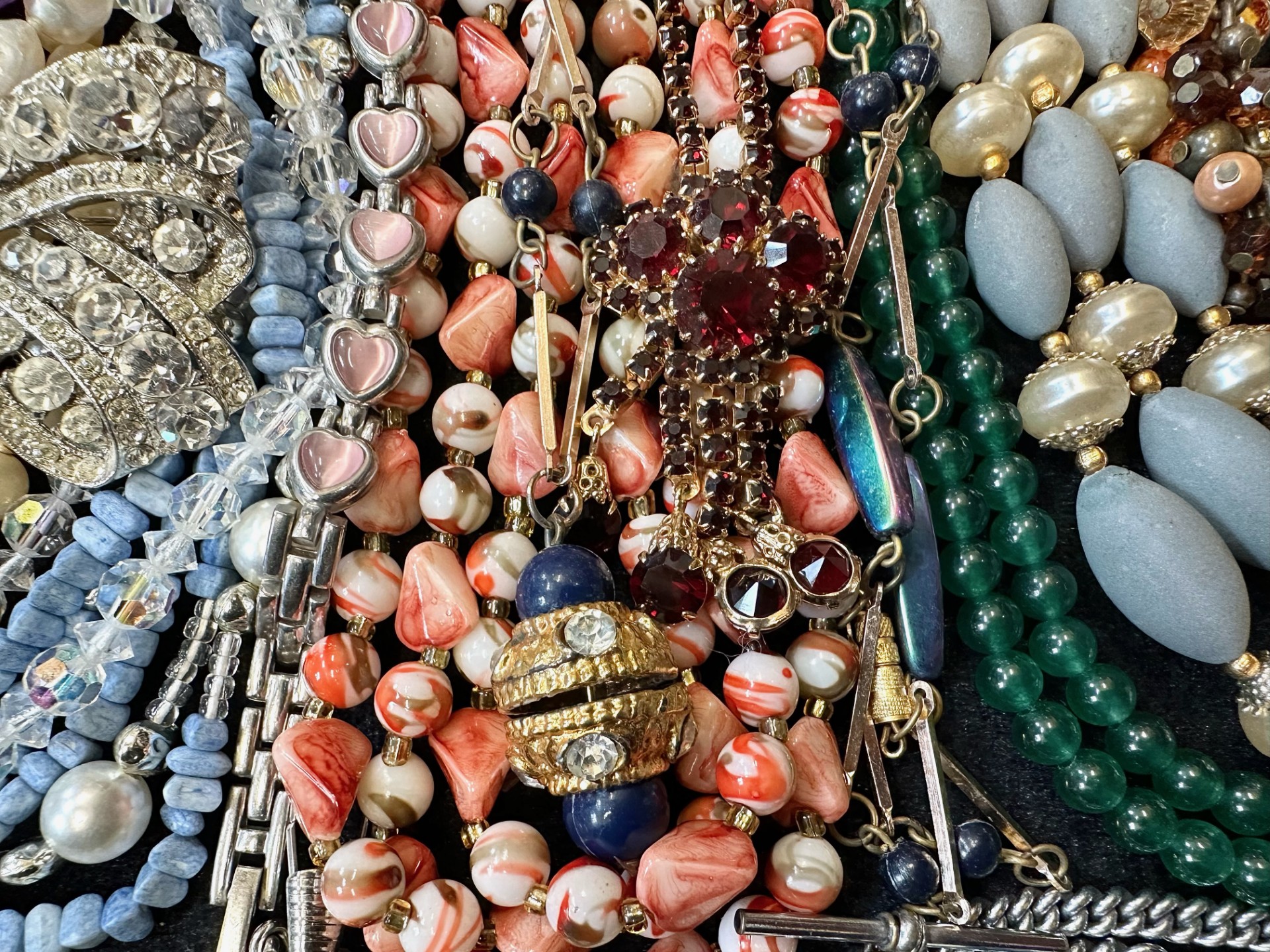 A Collection of Vintage Costume Jewellery to include necklaces, pearls, brooches, gold tone - Image 3 of 5