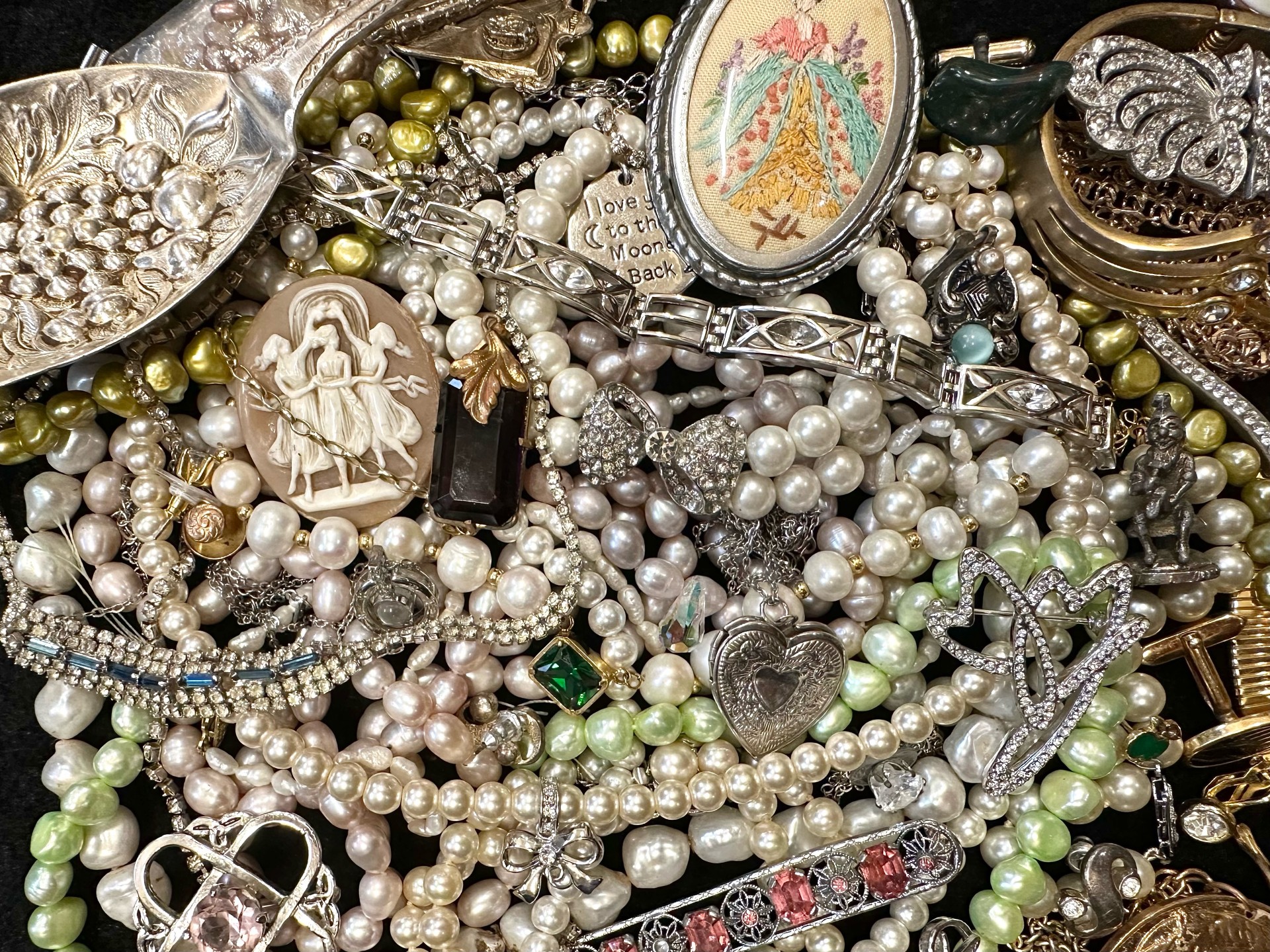 Box of Quality Costume Jewellery, comprising pearls, beads, chains, brooches, pendants, bracelets, - Image 2 of 4