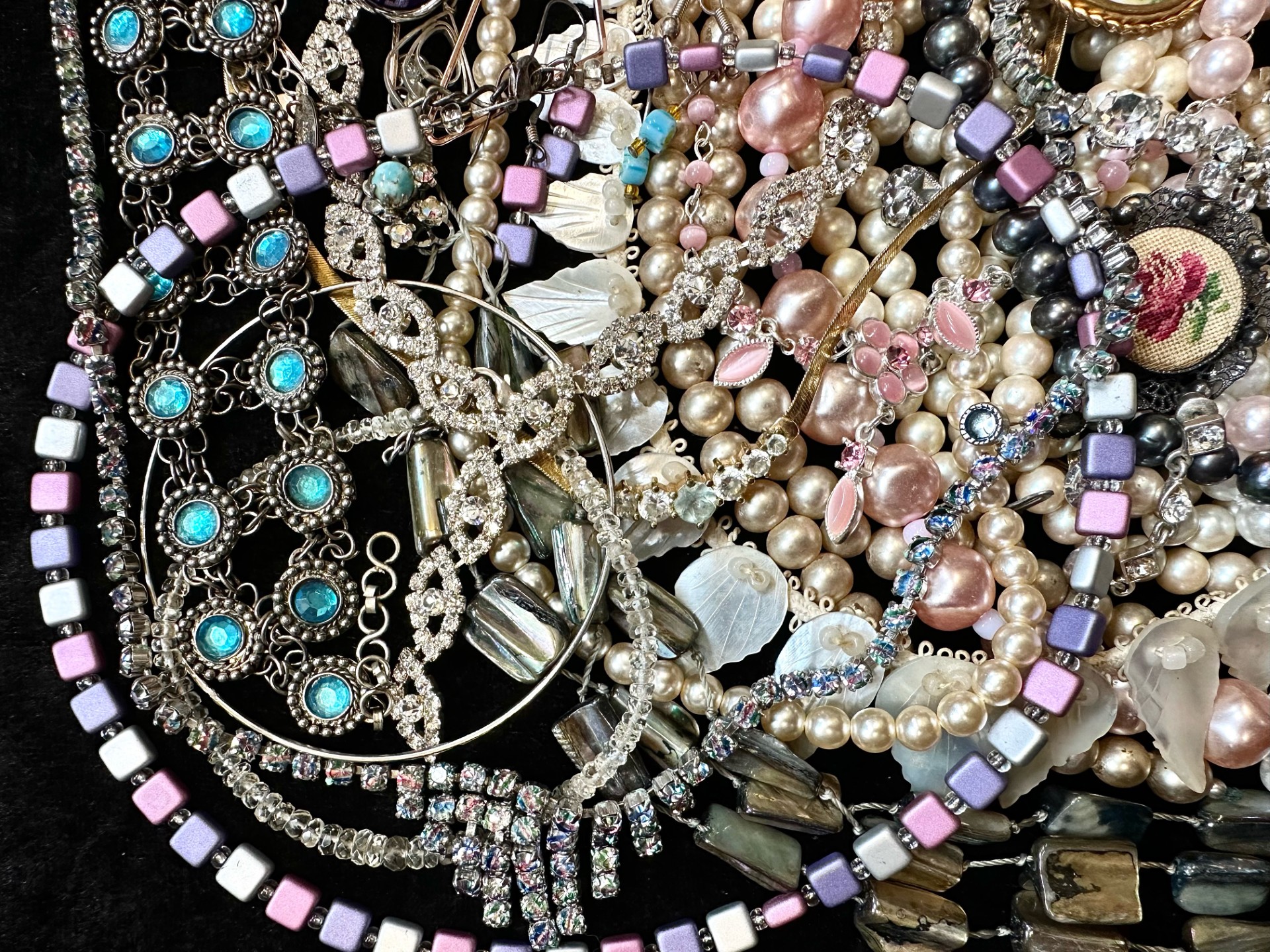 Collection of Quality Costume Jewellery, comprising beads, pearls, crystal set necklaces, shell - Image 3 of 5