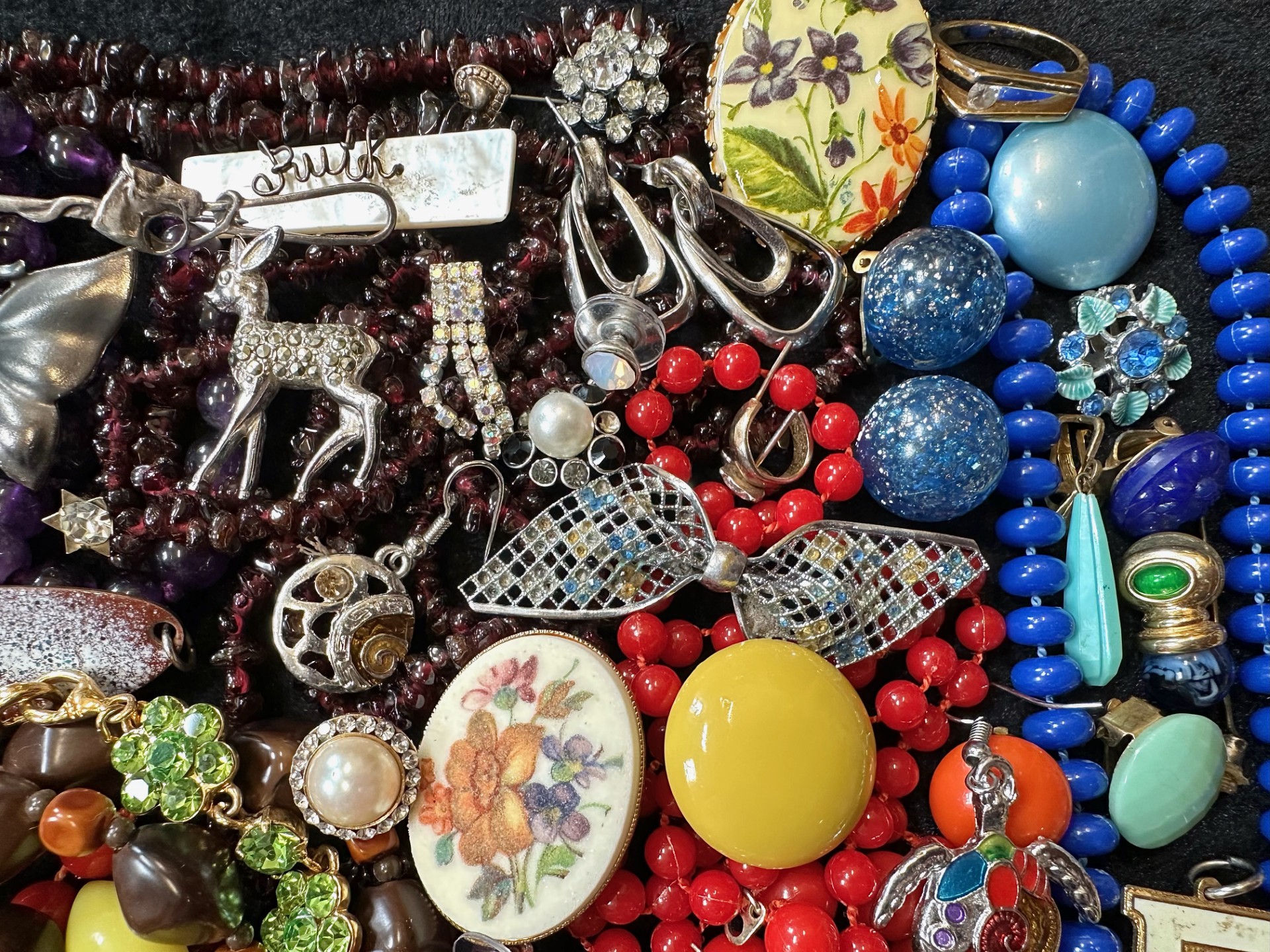 Collection of Costume Jewellery, comprising beads, earrings, necklaces, brooches, bracelets, - Image 4 of 4