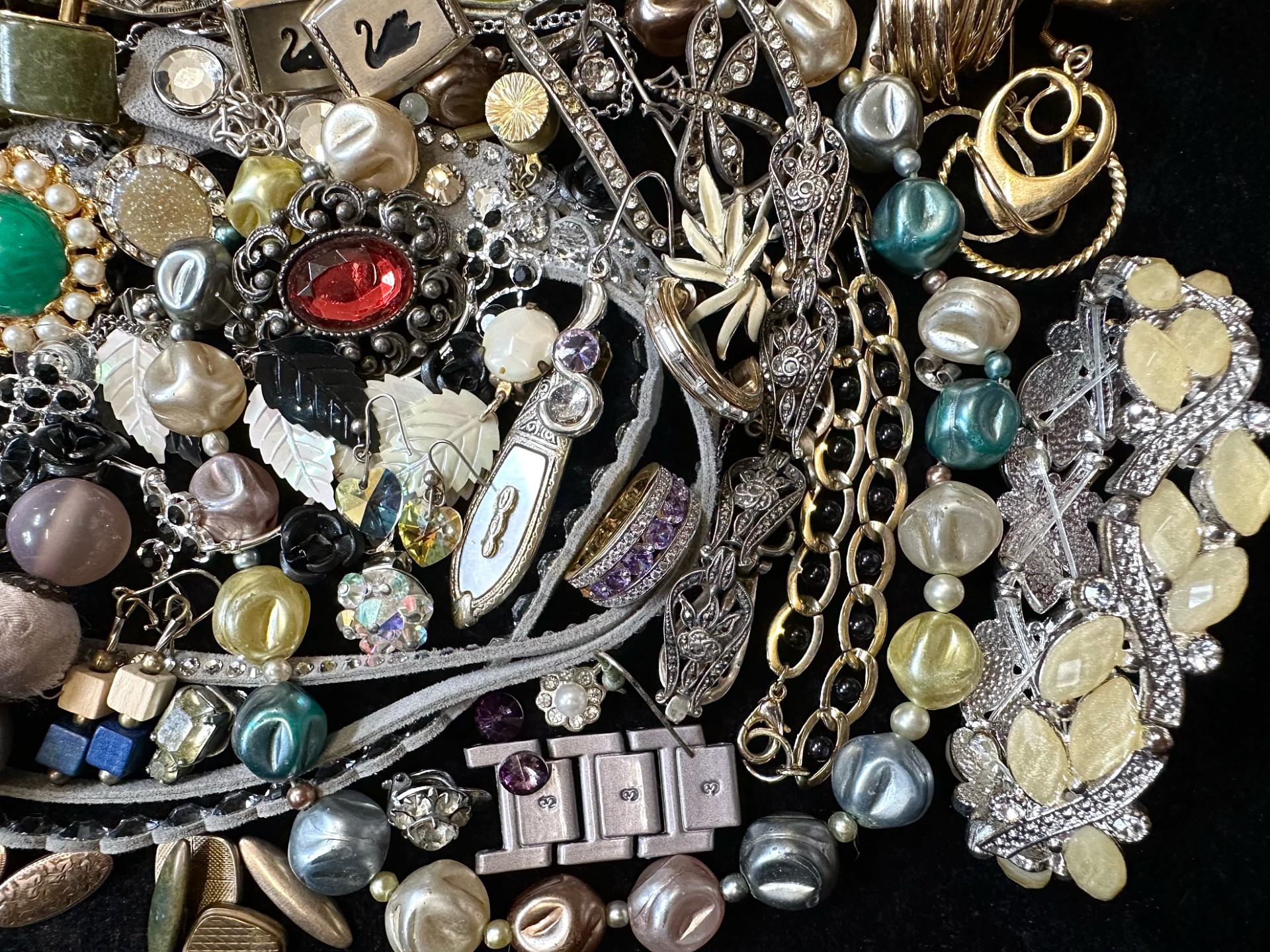 Collection of Quality Costume Jewellery, comprising bangles, bracelets, collar, brooches, - Image 3 of 5