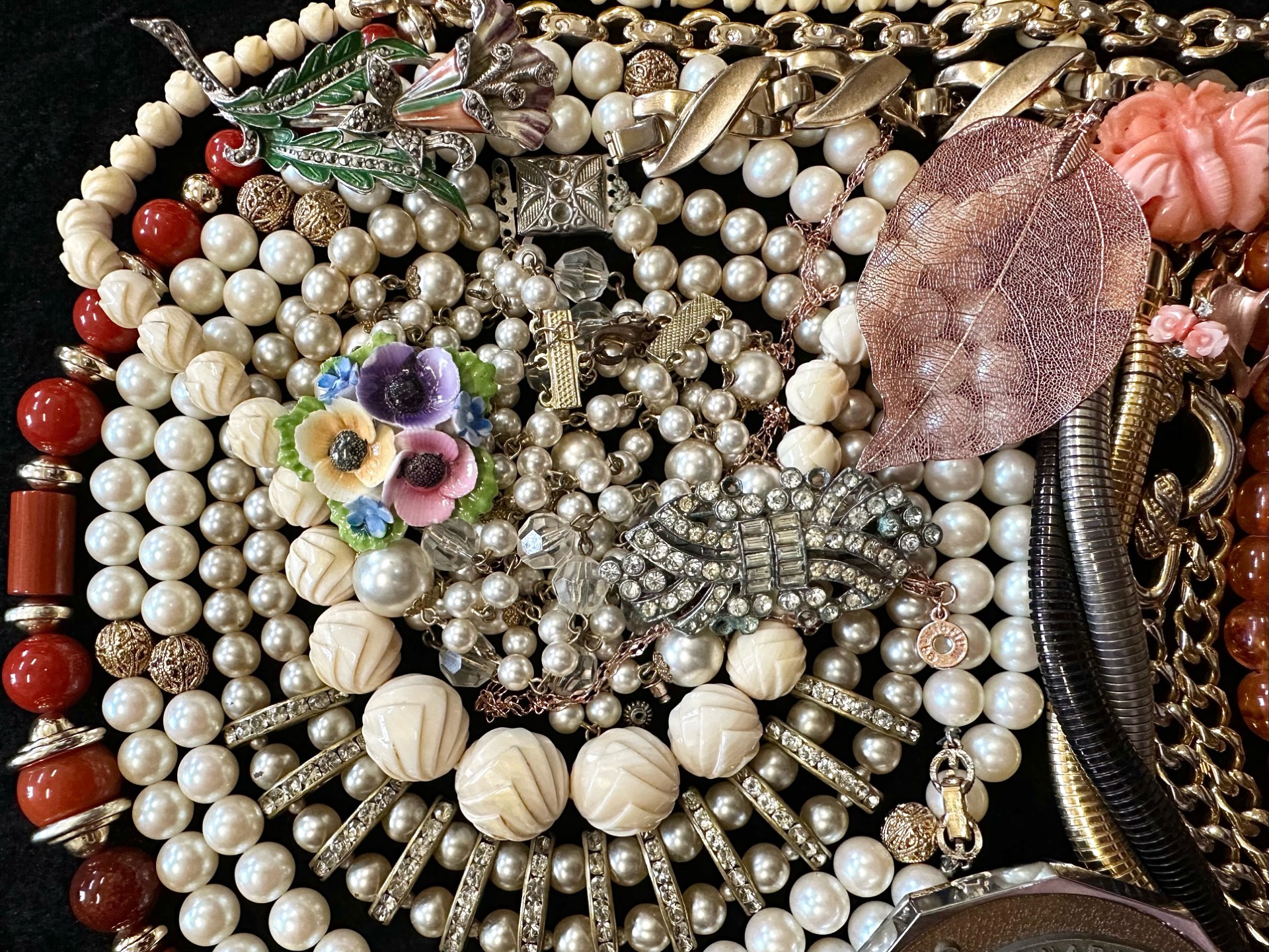 A Collection of Vintage Costume Jewellery to include necklaces, pearls, brooches, gold tone - Image 2 of 4