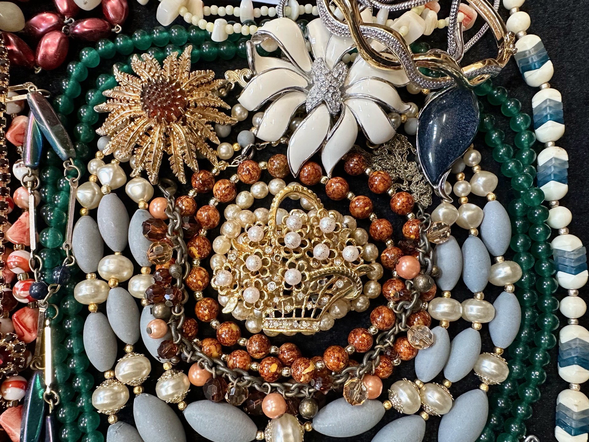 A Collection of Vintage Costume Jewellery to include necklaces, pearls, brooches, gold tone - Image 4 of 5