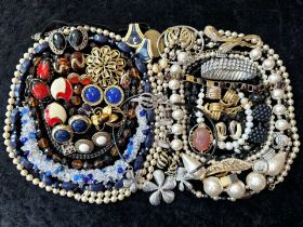 A Collection of Vintage Costume Jewellery to include necklaces, pearls, brooches, gold tone