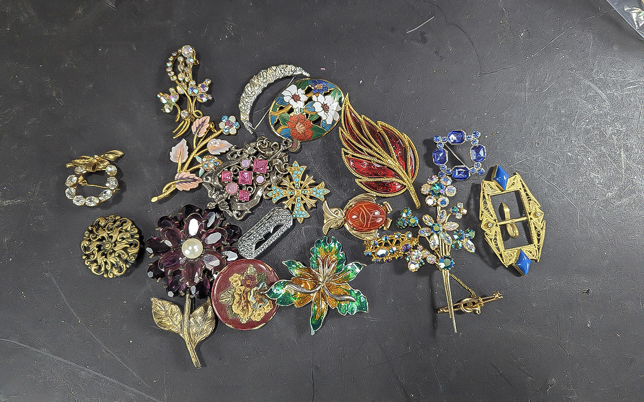 Costume Jewellery. antique and vintage brooches, enamel, gold tone and sparkly stone set brooches.