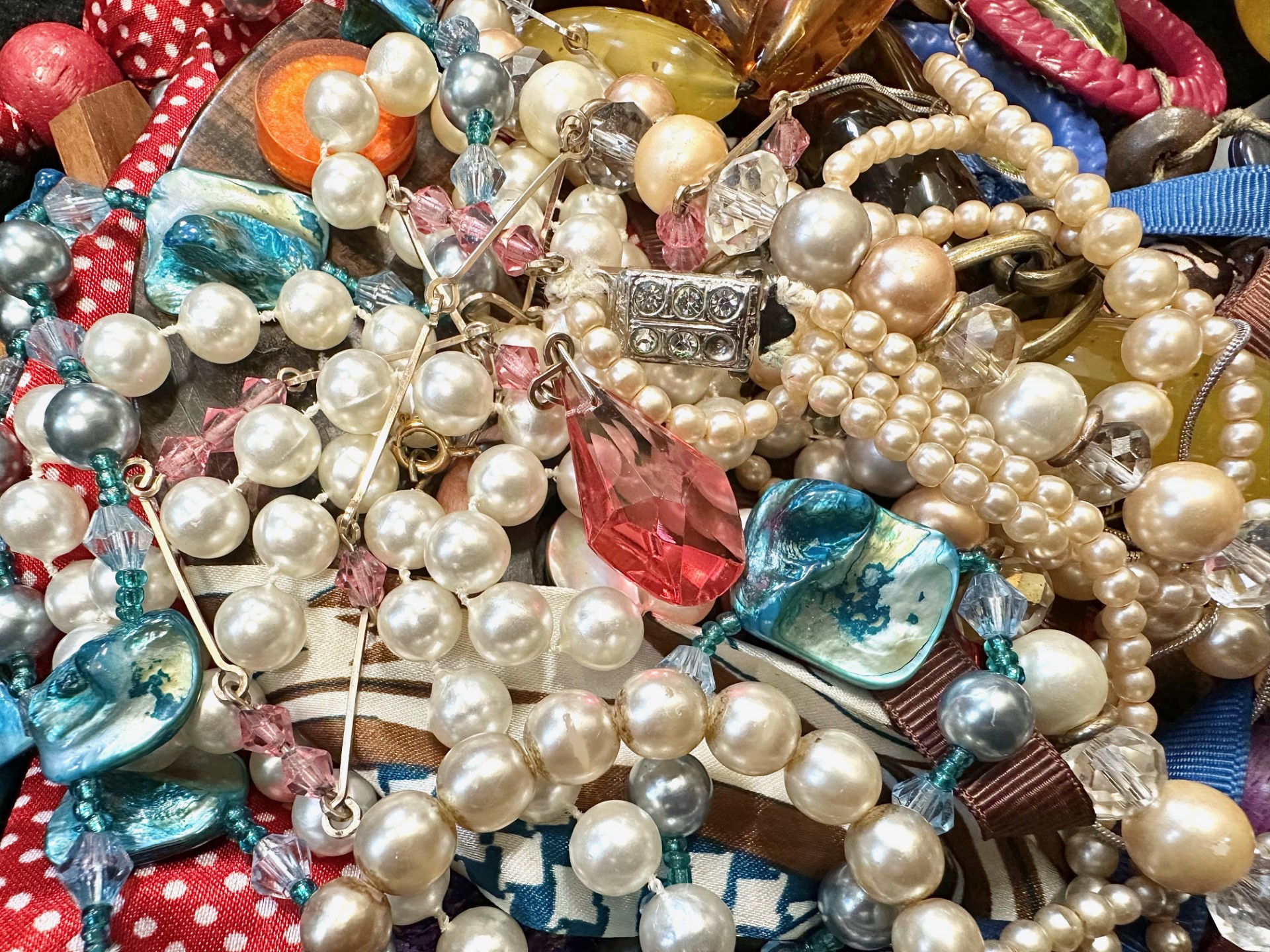 Box of Vintage Costume Jewellery, comprising assorted beads, pearls, necklaces, bracelets, etc. - Bild 2 aus 4