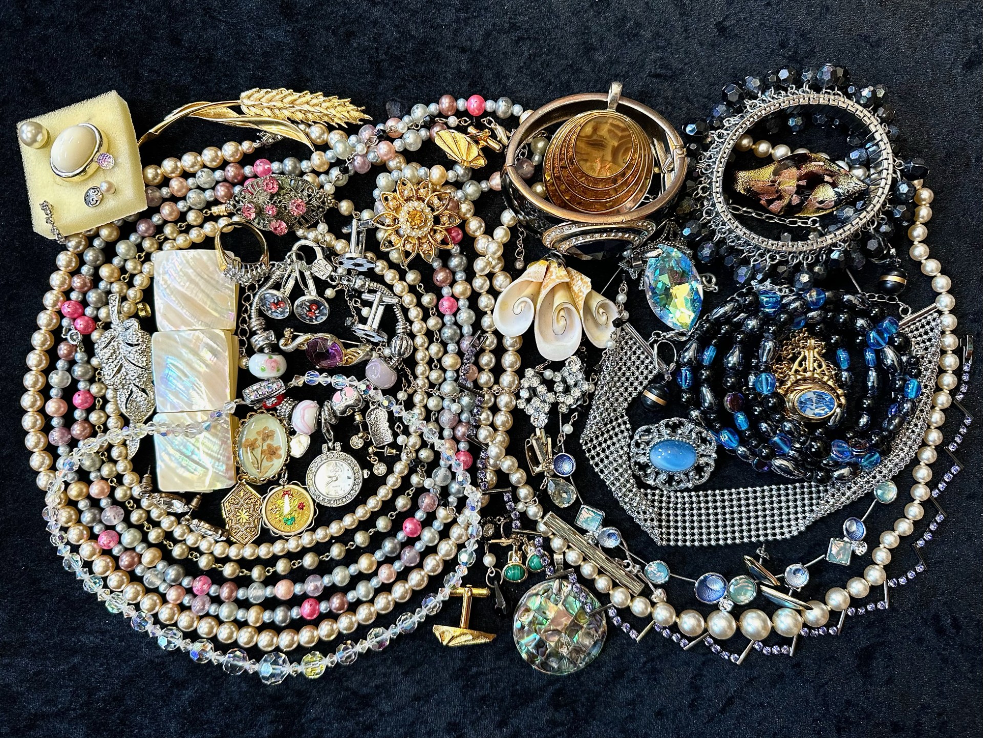 A Collection of Vintage Costume Jewellery to include necklaces, pearls, brooches, gold tone