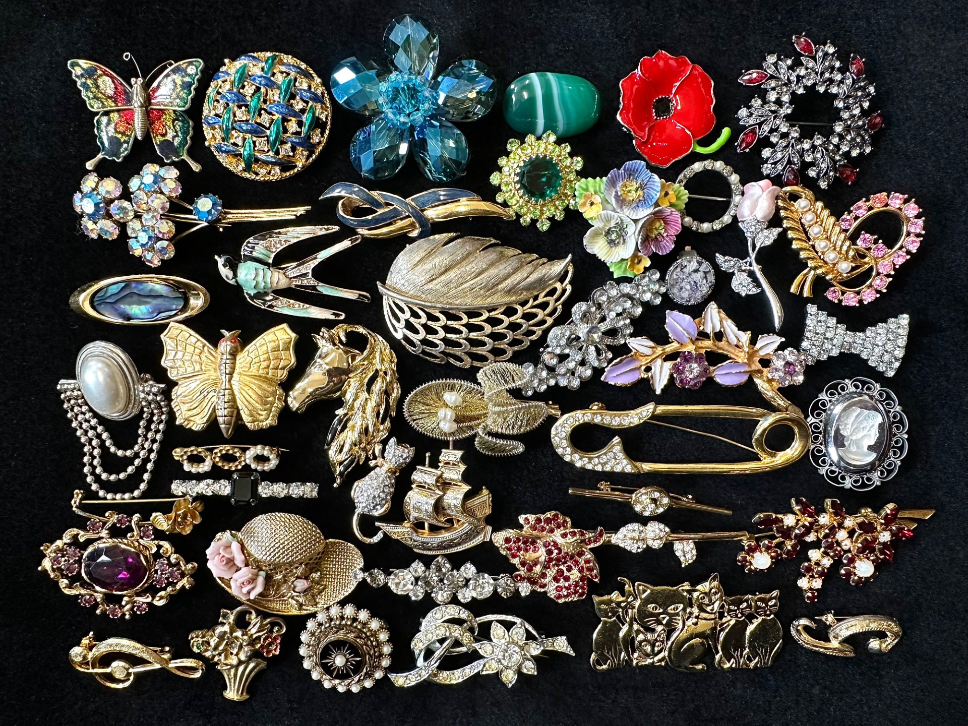 Large Collection of Vintage Brooches. costume jewellery, full of stone set and enamel brooches etc.