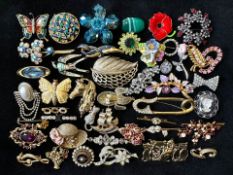 Large Collection of Vintage Brooches. costume jewellery, full of stone set and enamel brooches etc.