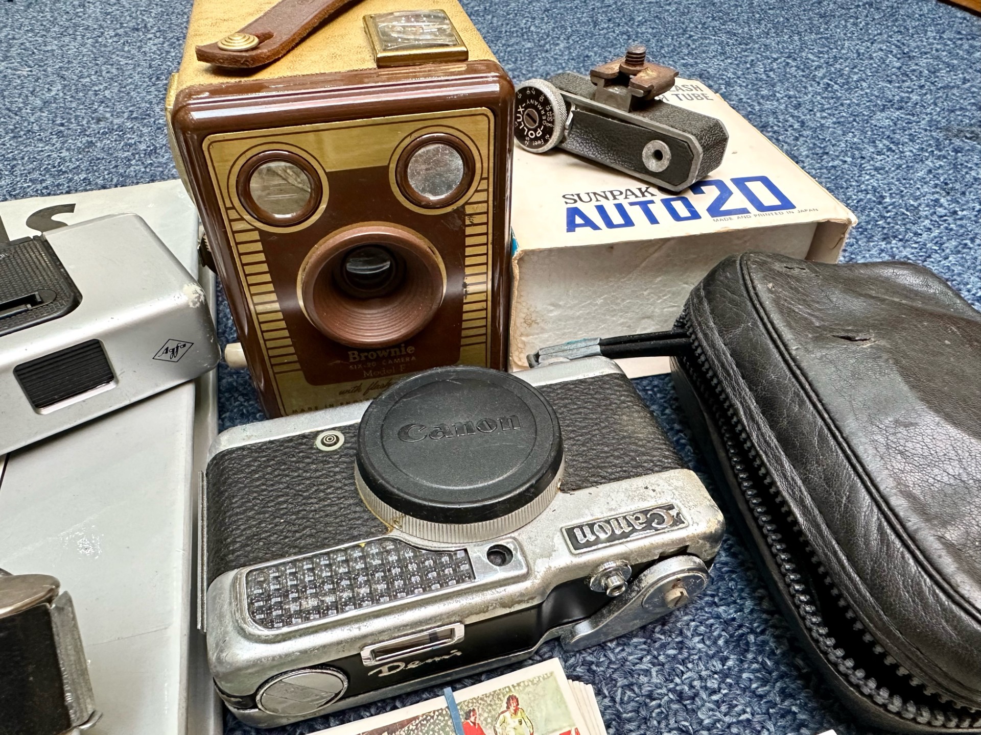 A Collection of Cameras and Cigarette Cards cameras to include Brownie, Kodak, Canon, Polaroid - Image 2 of 3