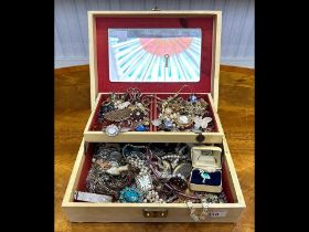 Box of Quality Vintage Costume Jewellery, including brooches, chains, rings, pendants, pearls,