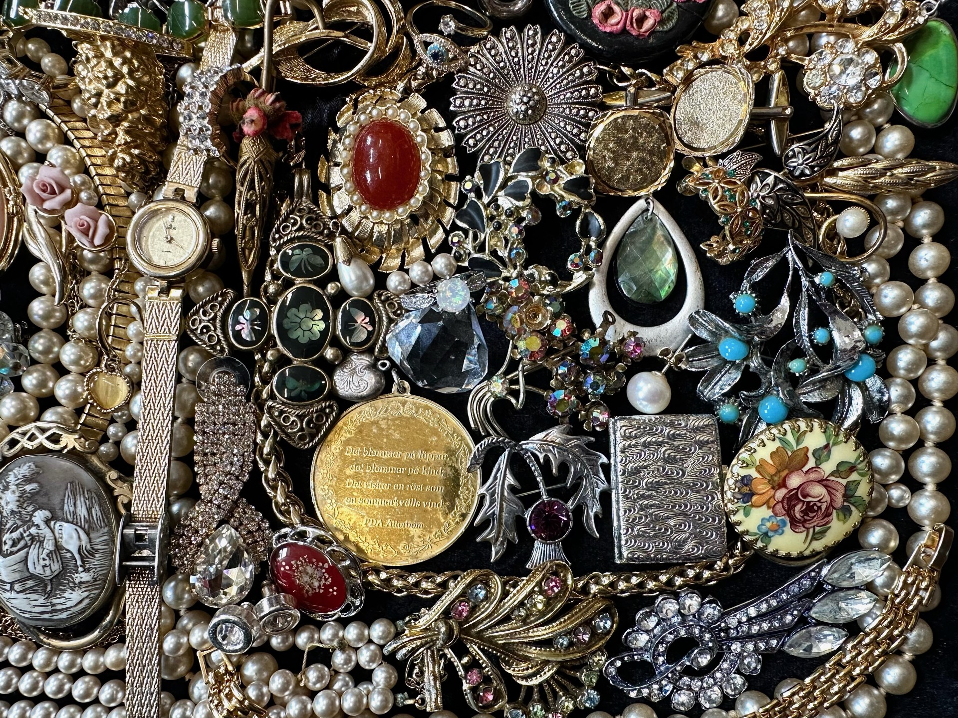 Collection of Quality Costume Jewellery, including pearls, necklaces, chains, bracelets, pendants, - Image 3 of 4