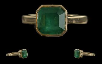 Ladies 14ct Gold Single Stone Natural Emerald Set Ring, Marked 585 to Interior of Shank, The Step-
