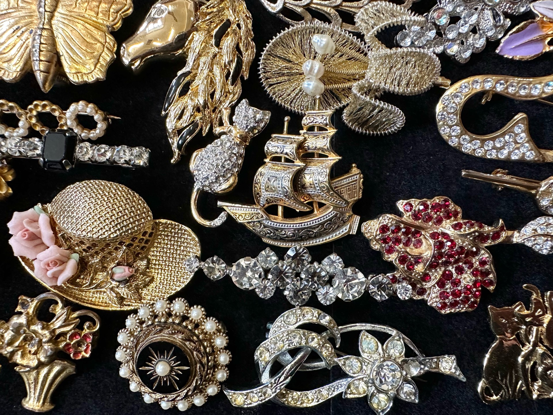 Large Collection of Vintage Brooches. costume jewellery, full of stone set and enamel brooches etc. - Image 2 of 4