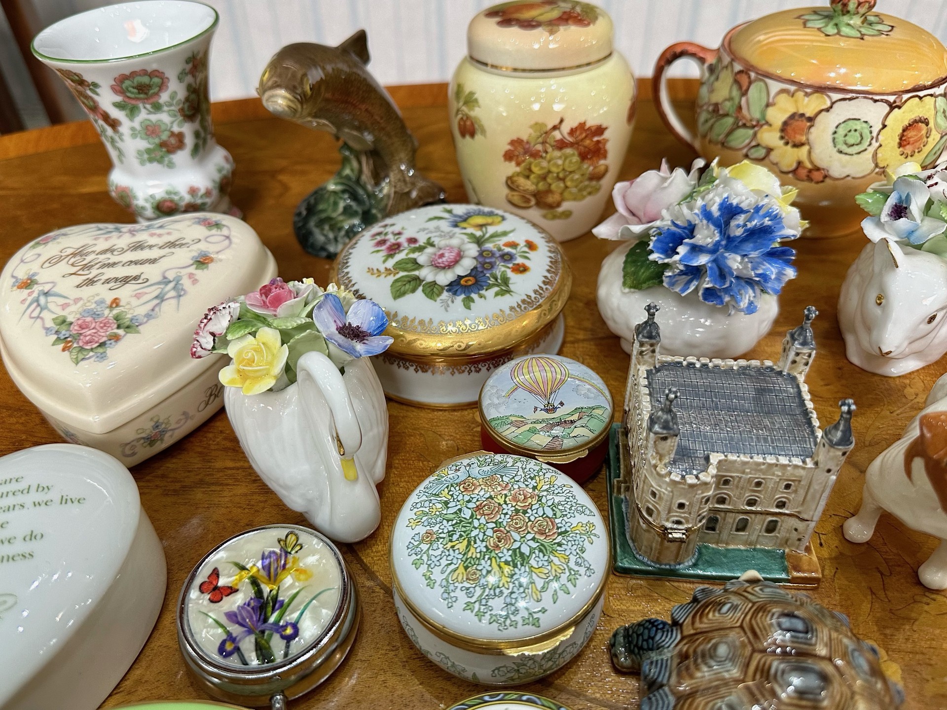 Box of Miscellaneous Pottery Items, including a quantity of assorted trinket boxes, small ornaments, - Image 3 of 5