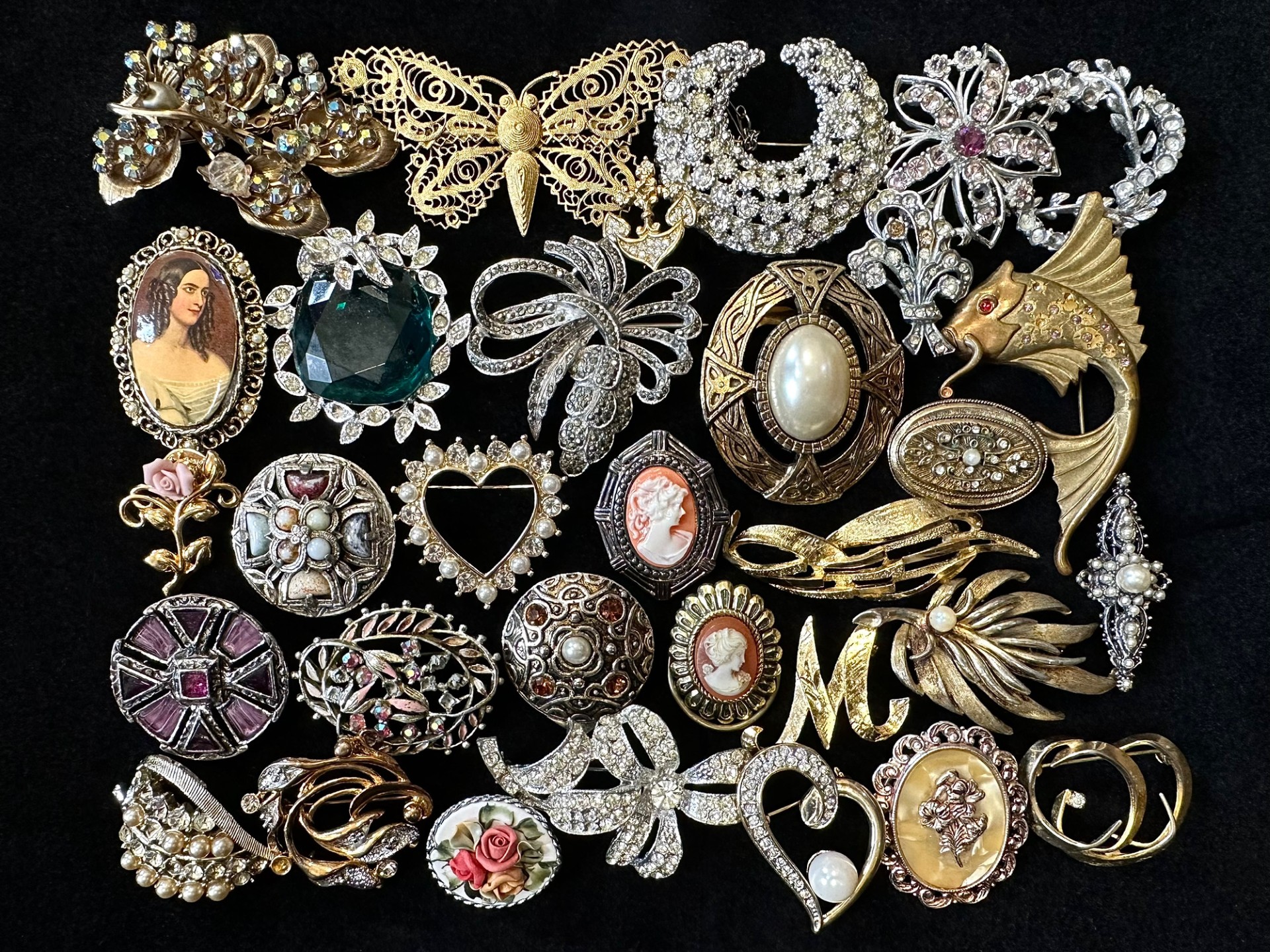 Collection of Costume Jewellery. good collection of vintage brooches, some unusual designs, please