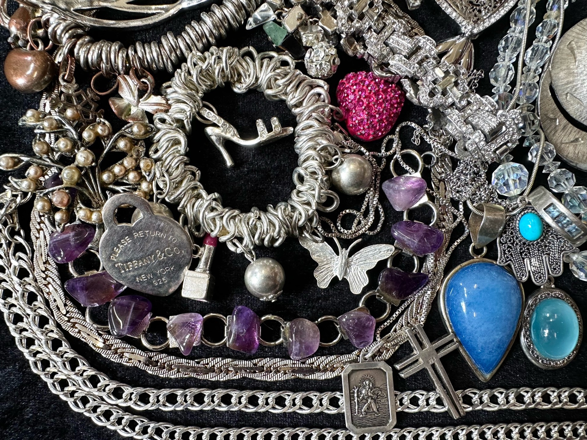 Box of Quality Vintage Costume Jewellery, including chains, pendants, bracelets, bangles, - Image 3 of 3