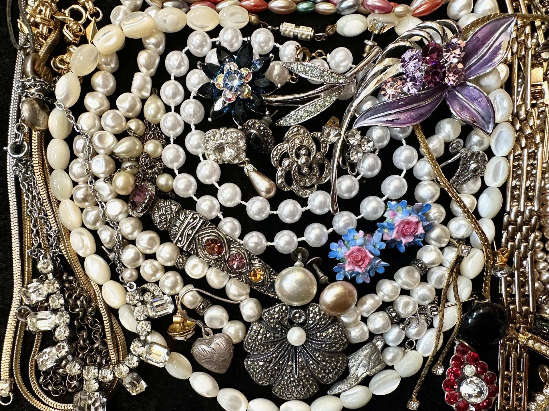 A Collection of Vintage Costume Jewellery to include beads, rings, necklaces, rings, bracelets etc - Image 3 of 4