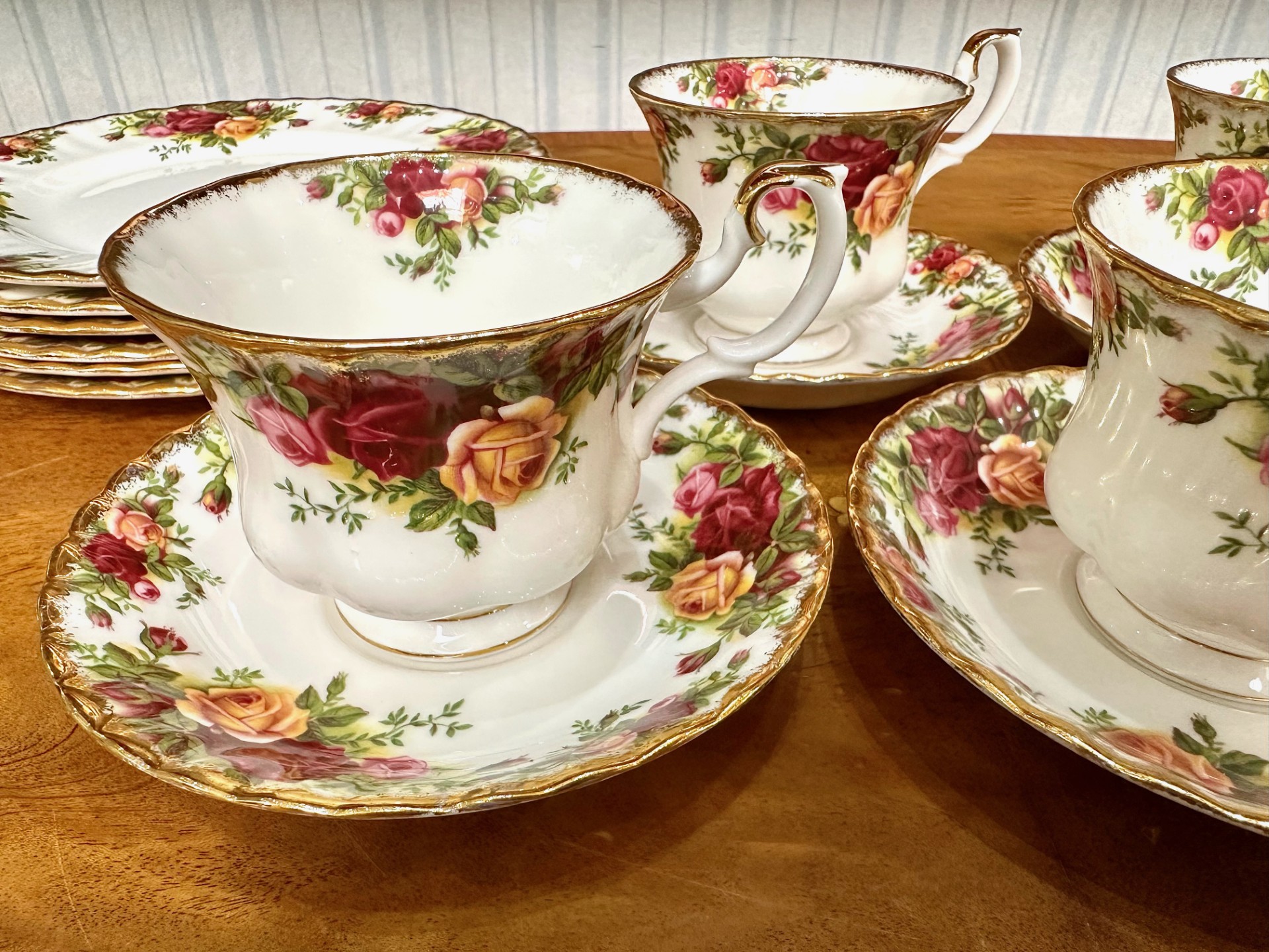 Royal Albert 'Old Country Roses' Set, comprising four cups, four saucers and six sandwich/cake - Image 2 of 4