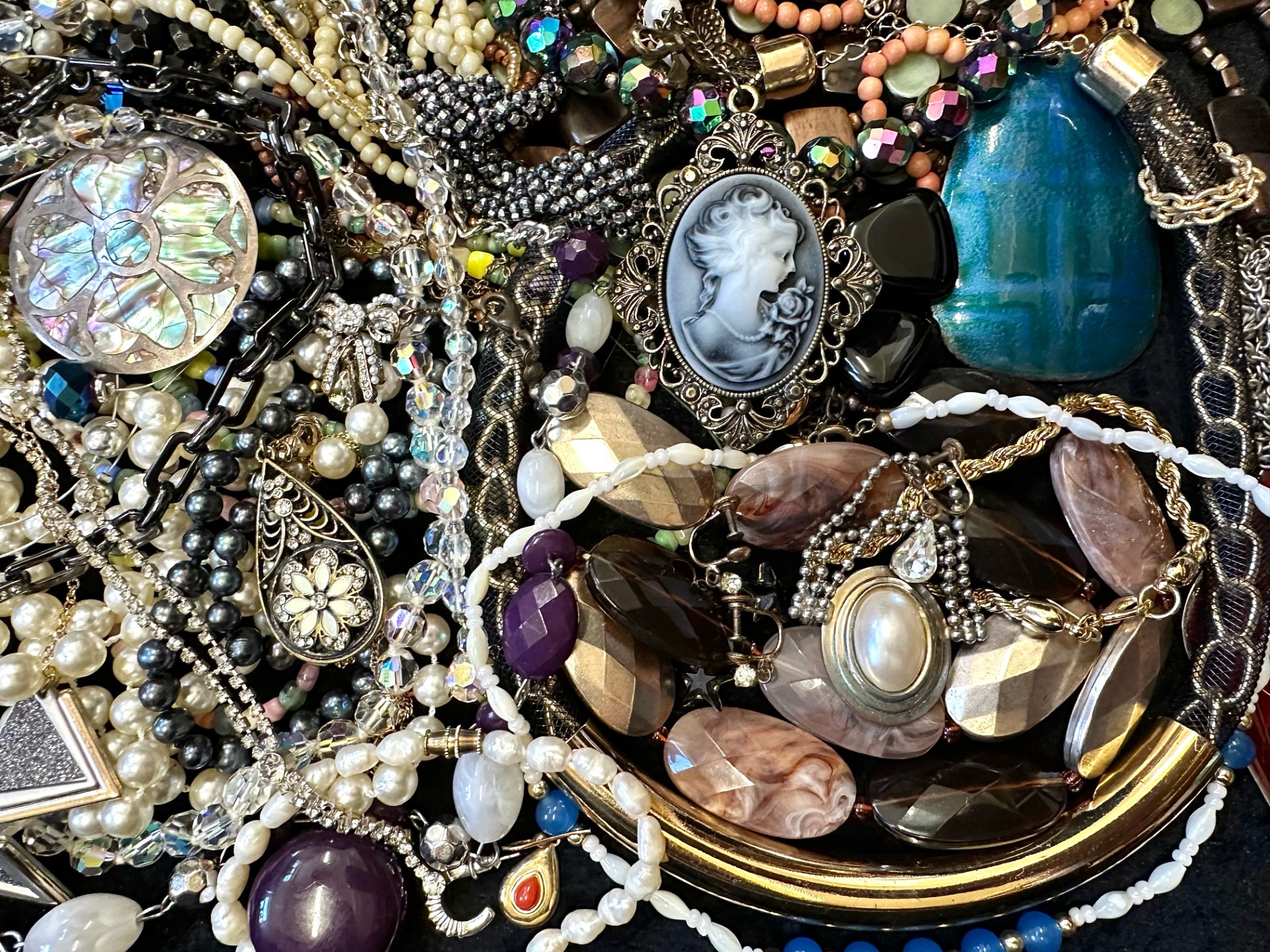 Collection of Quality Costume Jewellery, including pearls, necklaces, chains, bracelets, pendants, - Image 2 of 4