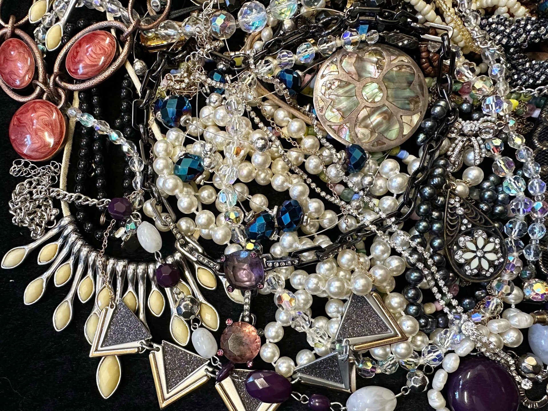 Collection of Quality Costume Jewellery, including pearls, necklaces, chains, bracelets, pendants, - Image 3 of 4