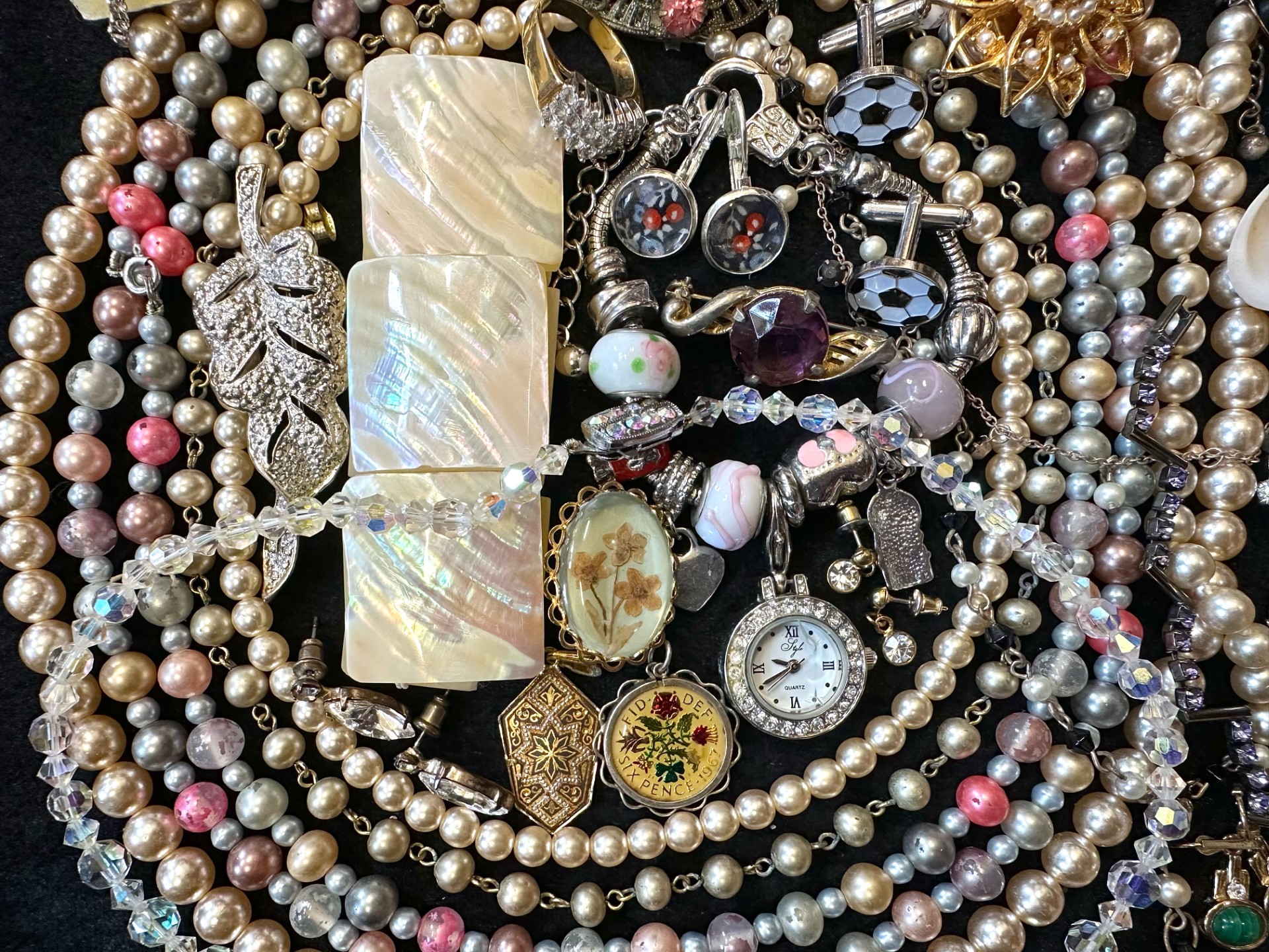 A Collection of Vintage Costume Jewellery to include necklaces, pearls, brooches, gold tone - Image 2 of 5