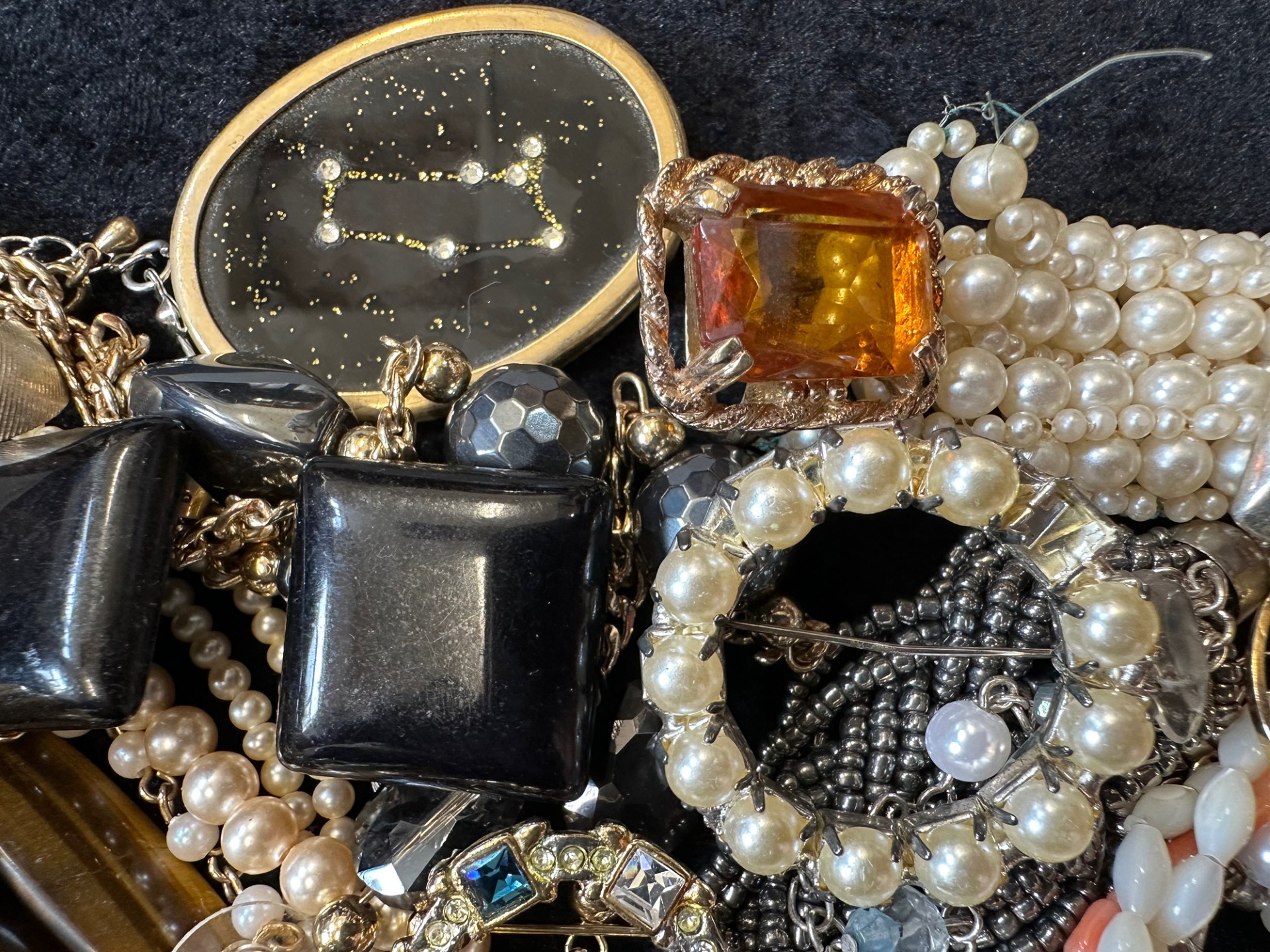 Collection of Vintage Costume Jewellery, comprising beads, pearls, pendants, brooches, earrings, - Image 5 of 5