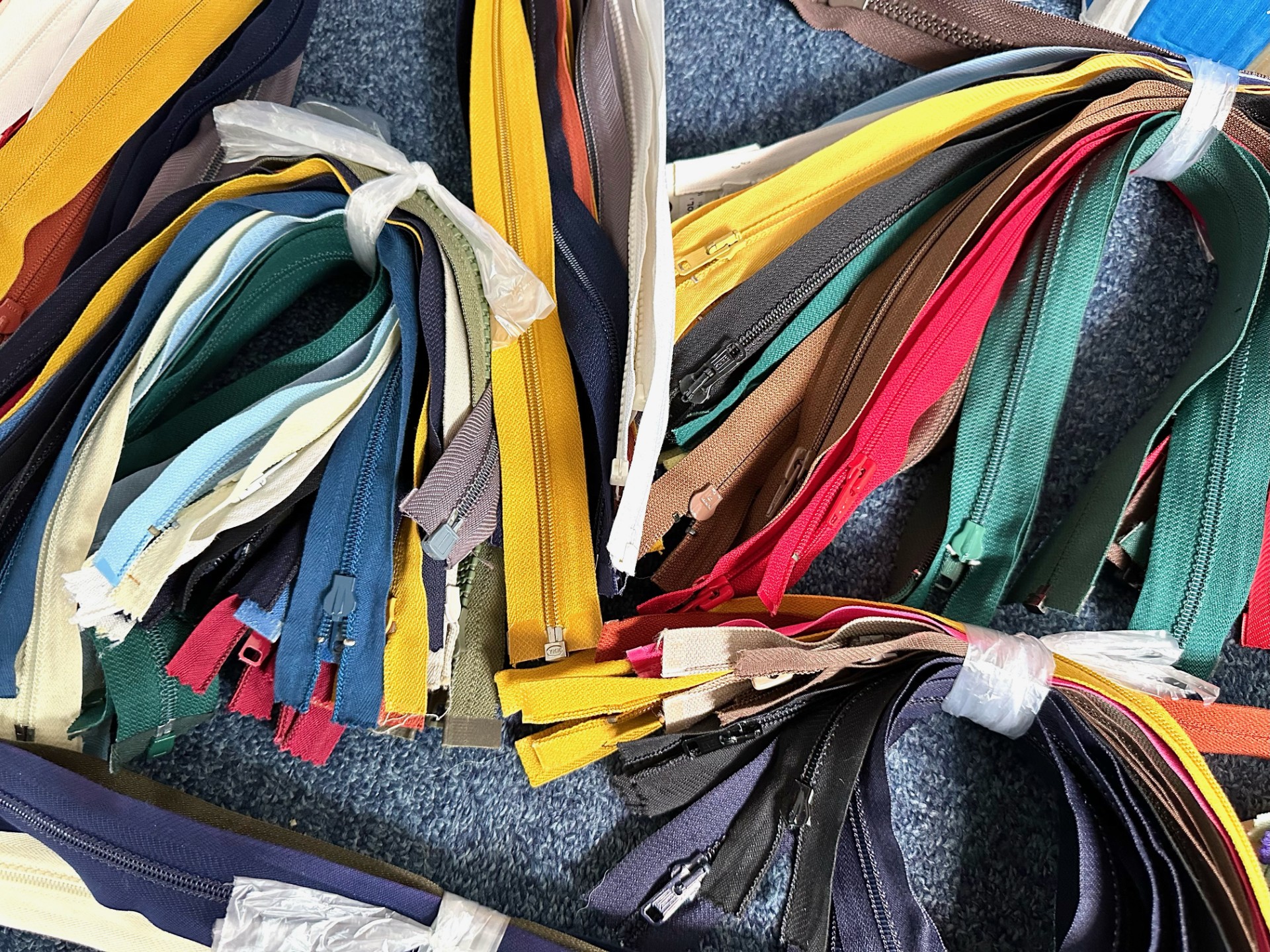 Haberdashery Interest -Two Boxes of Over 500 Zips, for dresses, skirts, jeans, trousers etc. - Bild 2 aus 2