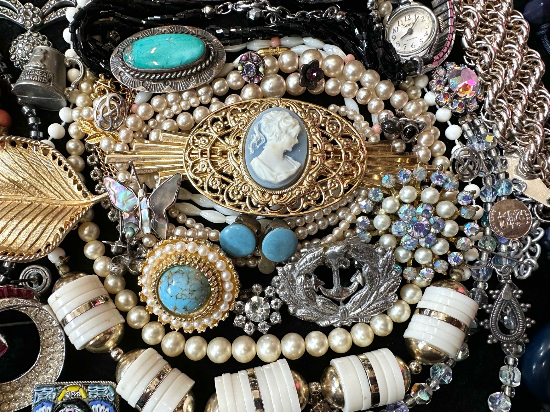 A Collection of Vintage Costume Jewellery to include beads, rings, necklaces, rings, bracelets etc - Image 2 of 4