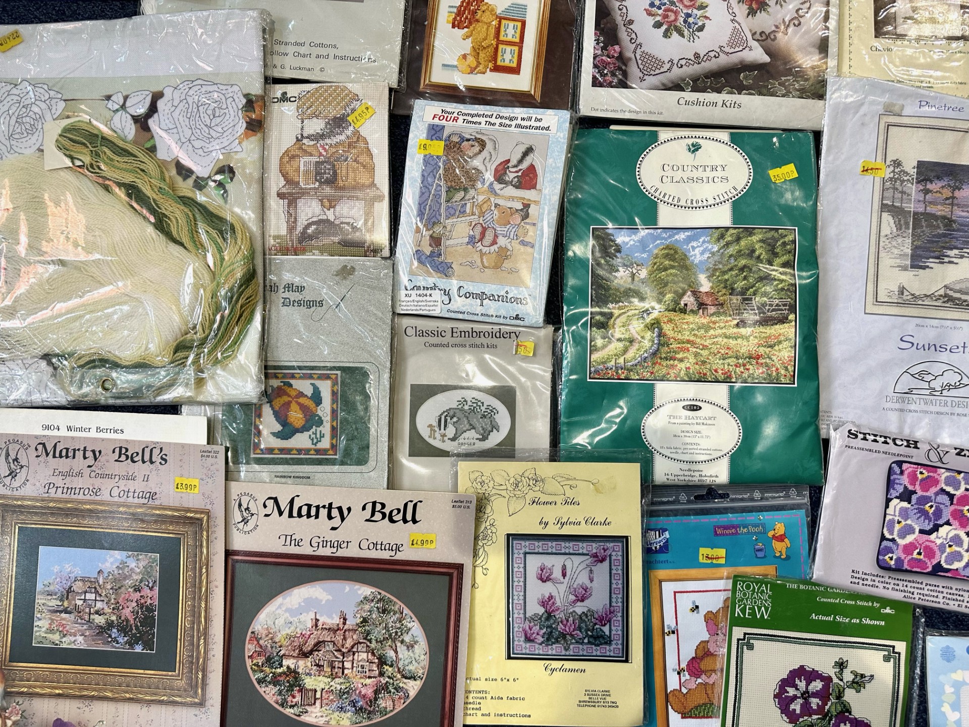 Haberdashery Interest - A Box of Various Quality Cross-Stitch Packs and patterns. - Bild 2 aus 3