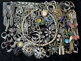 A Collection of Vintage Costume Jewellery to include necklaces, pearls, brooches, gold tone