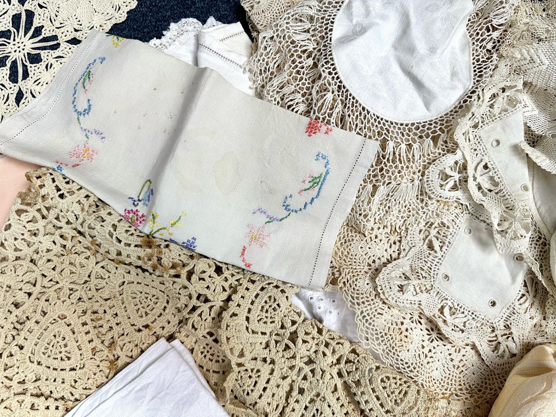Box of Vintage Linen & Crochet, including tablecloths, napkins, antimacassers, doilies, assorted - Image 2 of 4