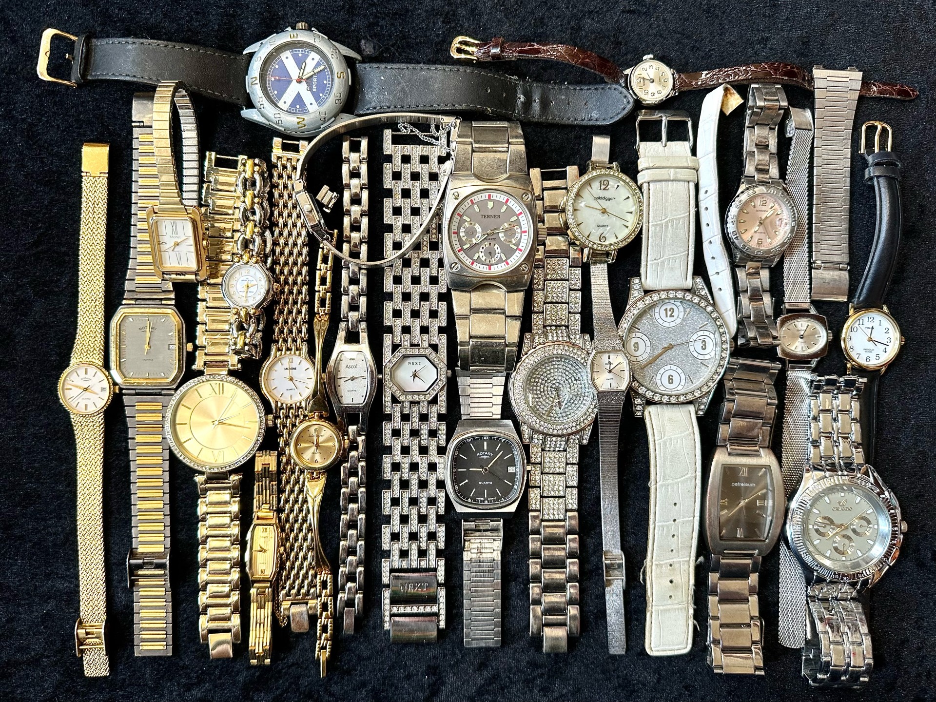 Large Collection of Wrist Watches. gents and ladies watches, lots of different makes and models.