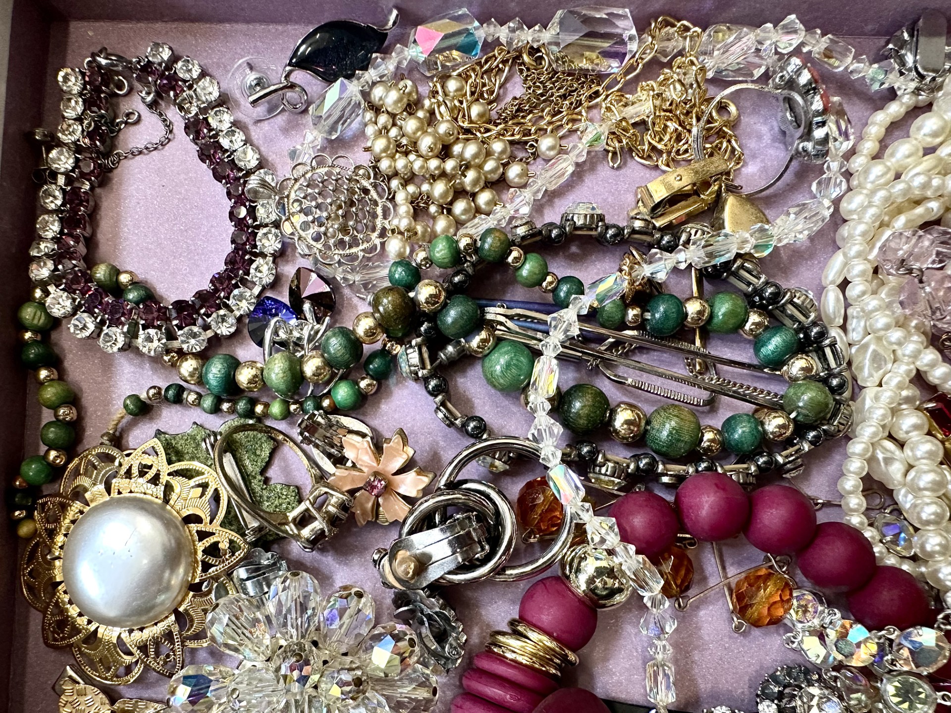 Collection of Costume Jewellery, comprising bracelets, brooches, necklaces, beads, earrings, etc. - Image 3 of 4