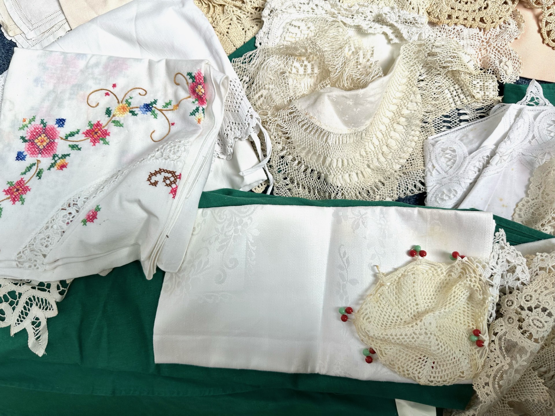 Box of Vintage Linen & Crochet, including tablecloths, napkins, antimacassers, doilies, assorted - Image 3 of 4