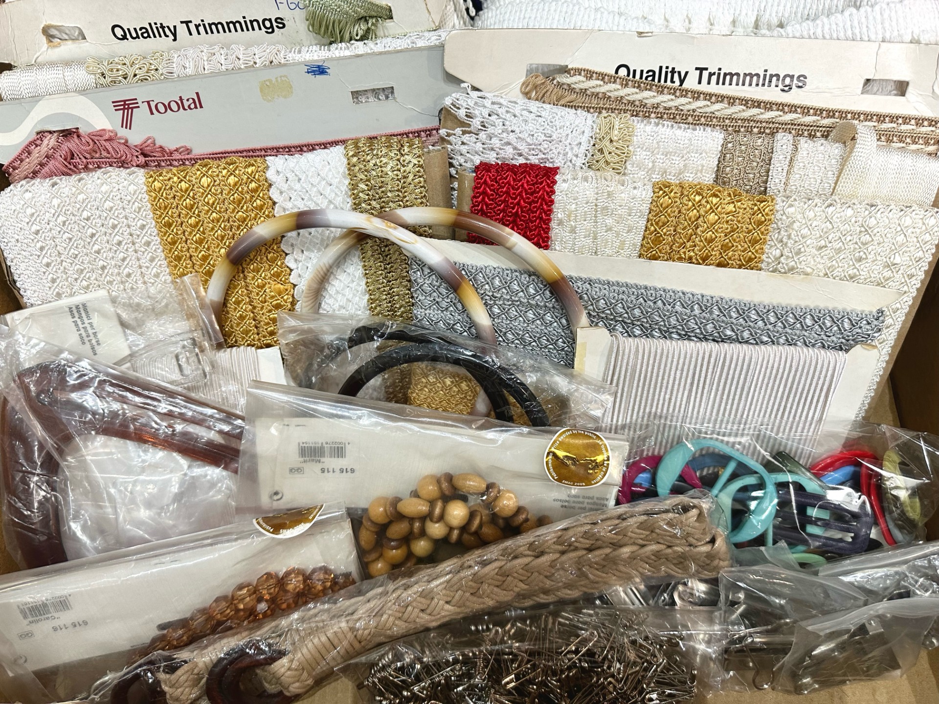 Haberdashery Interest - Large Box of Quality Trimmings, braids, fringing, seven packs of bag - Bild 2 aus 2