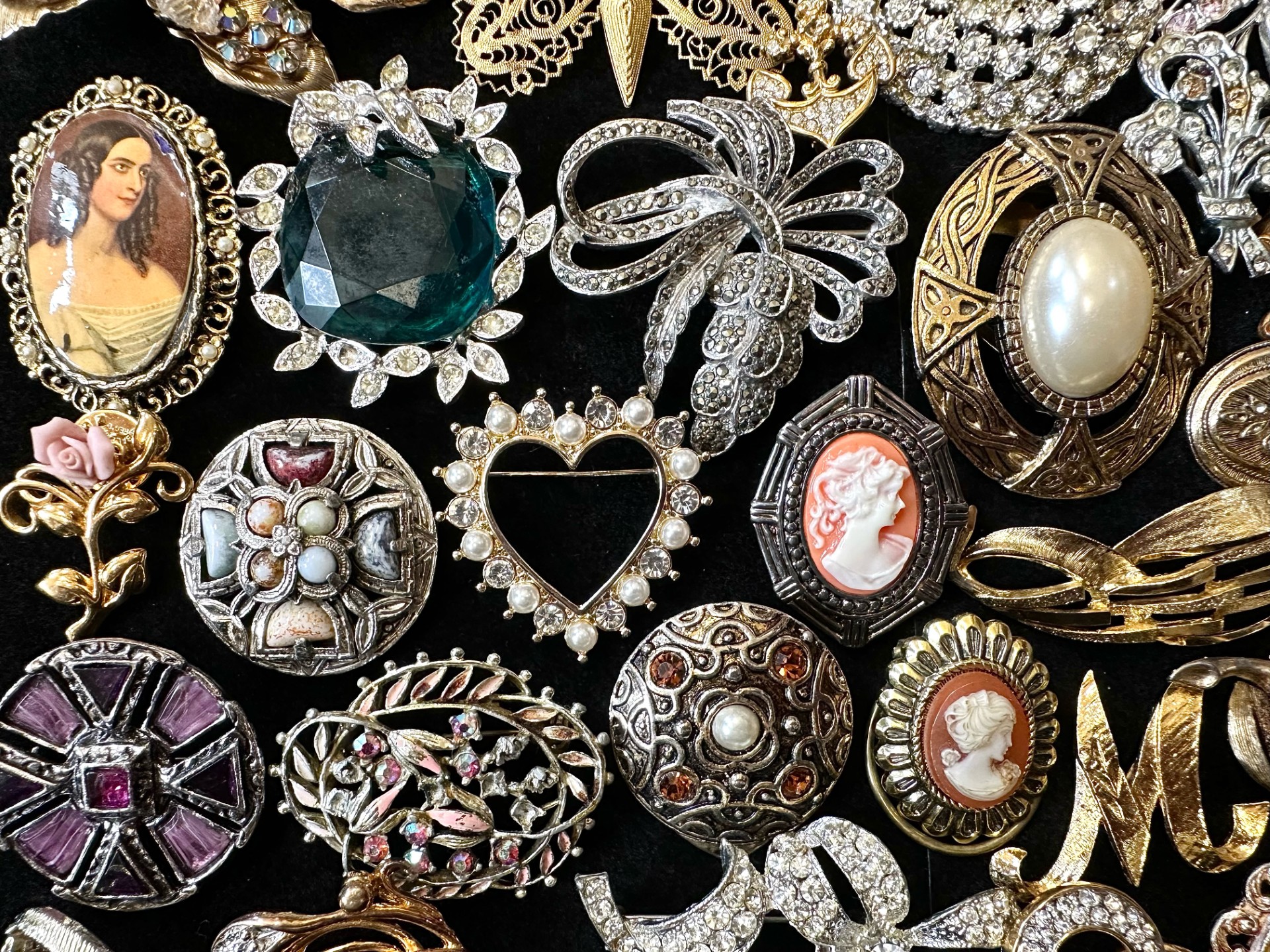 Collection of Costume Jewellery. good collection of vintage brooches, some unusual designs, please - Image 2 of 2