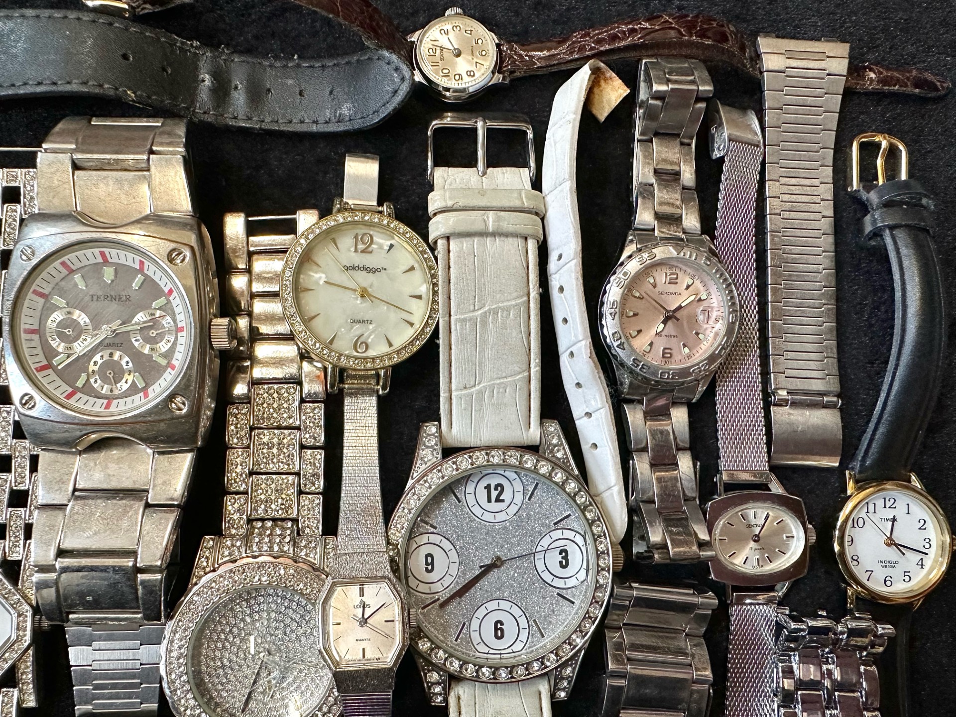 Large Collection of Wrist Watches. gents and ladies watches, lots of different makes and models. - Image 3 of 4
