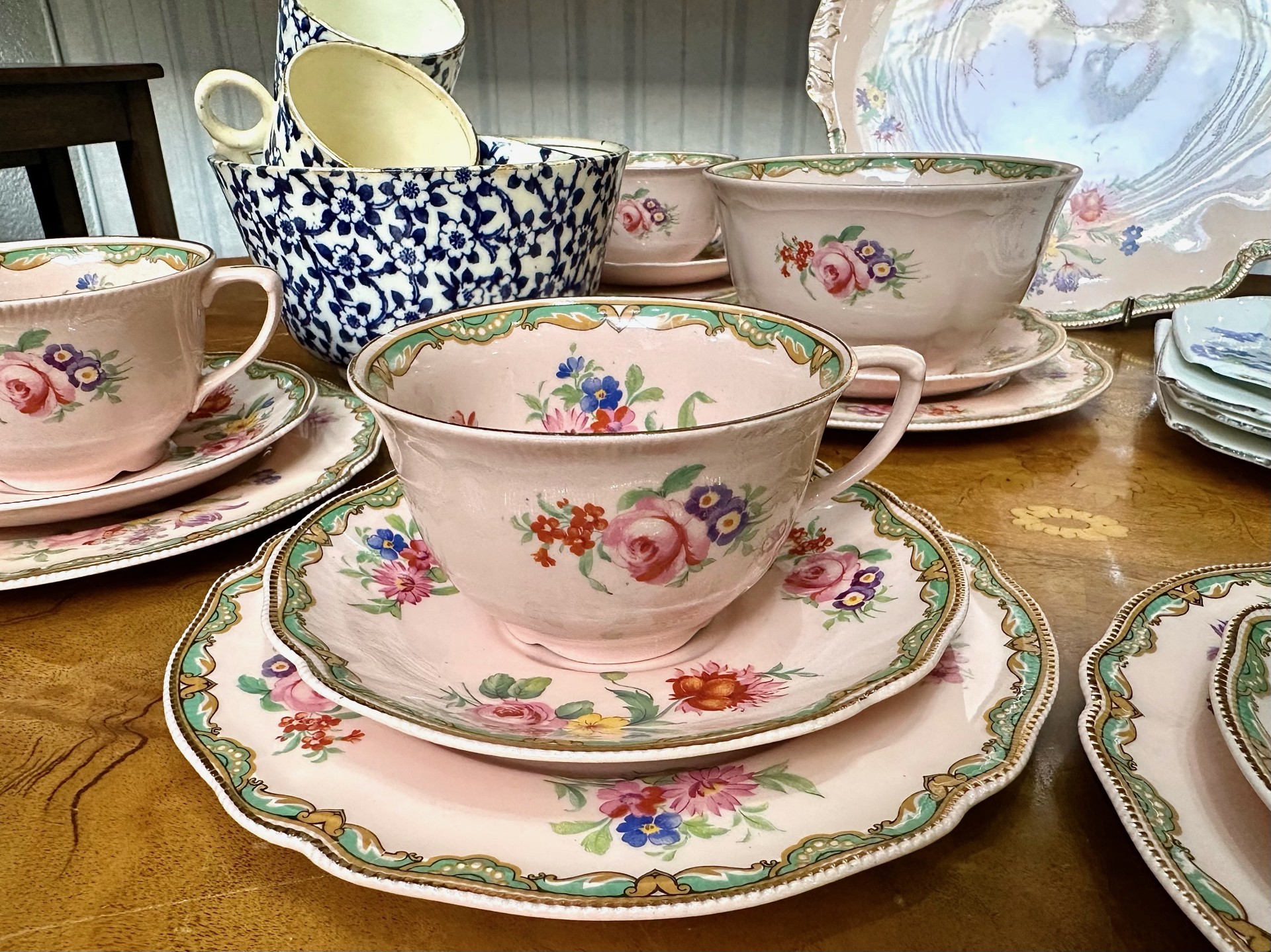 Box of Decorative Vintage China, comprising a pink floral Johnson Bros 'Rosedawn' tea set with - Bild 4 aus 4
