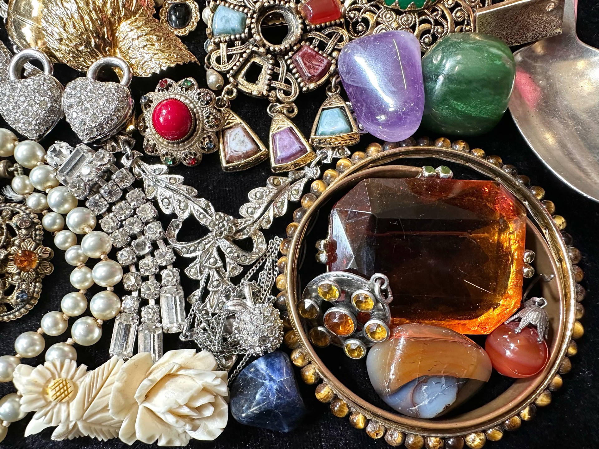 Collection Of Costume Jewellery - To Include Brooches, Earrings, Necklaces Stones, A Spoon Etc... - Image 4 of 4